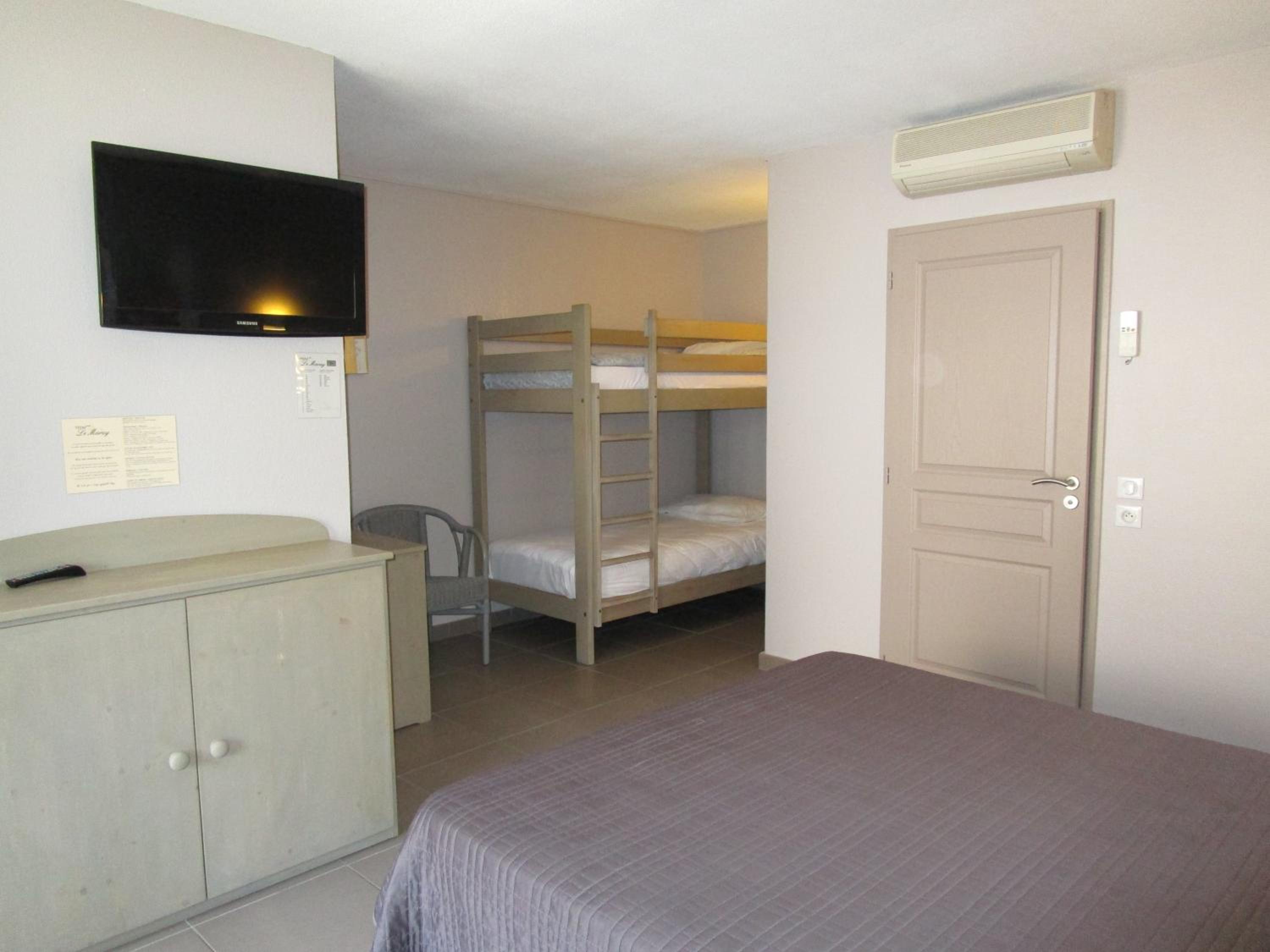 Quadruple Room with Shower - Photo 2