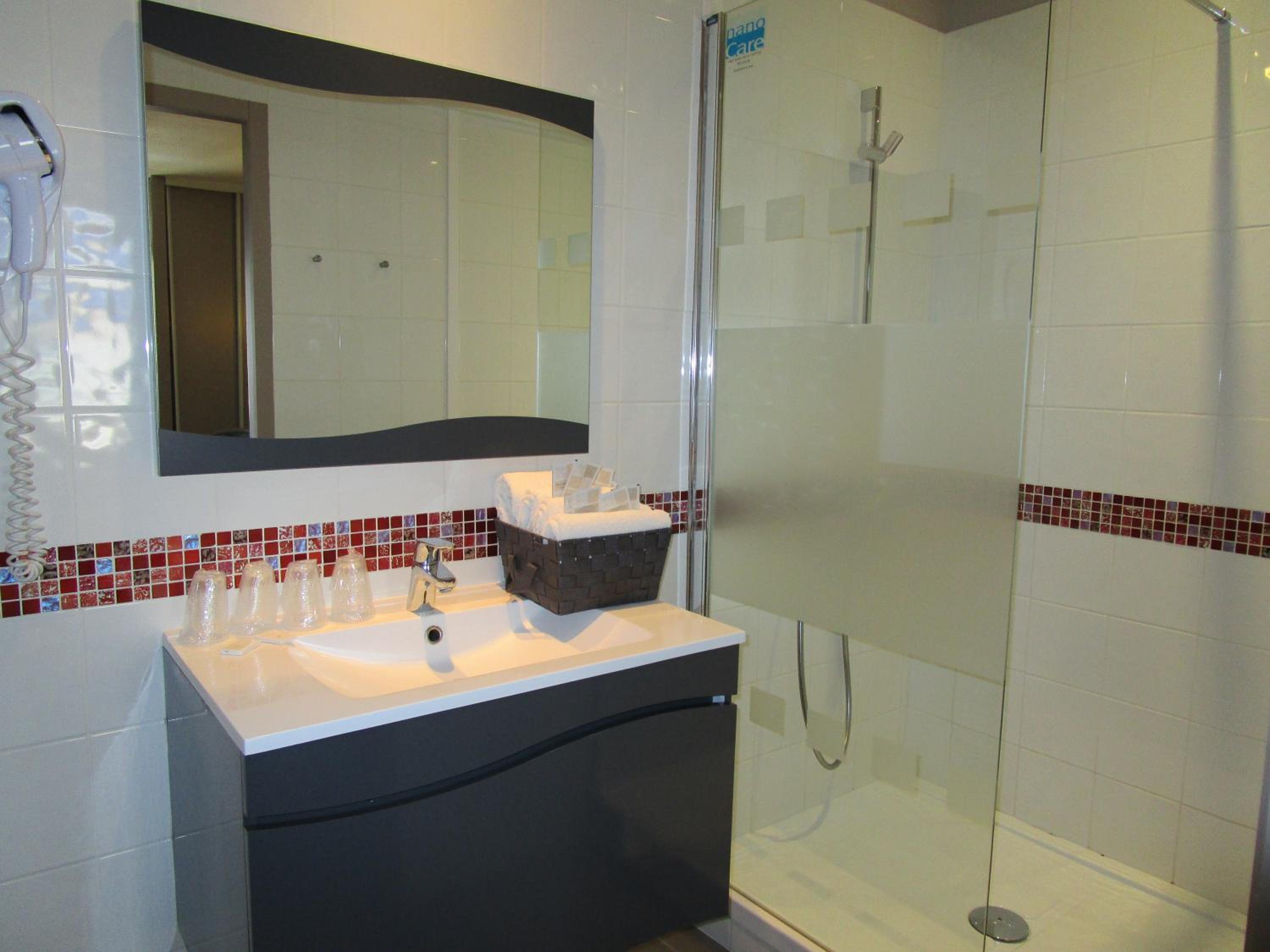 Quadruple Room with Shower - Photo 4
