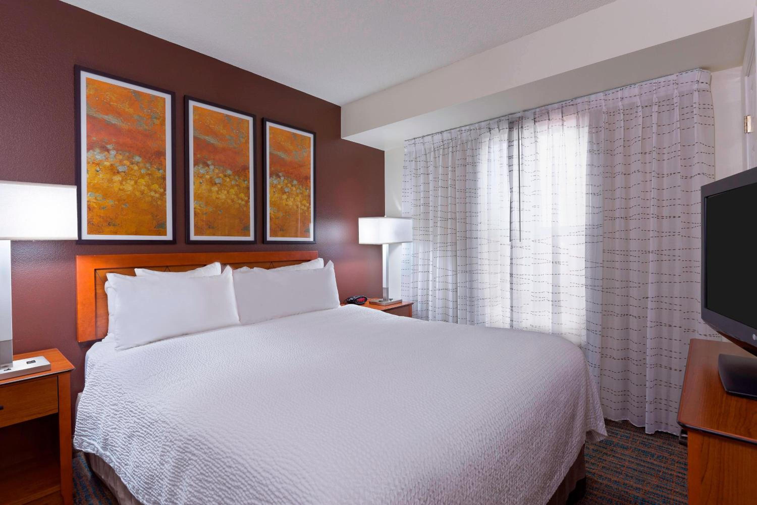 One-Bedroom Queen Suite with Sofa Bed - Photo 4