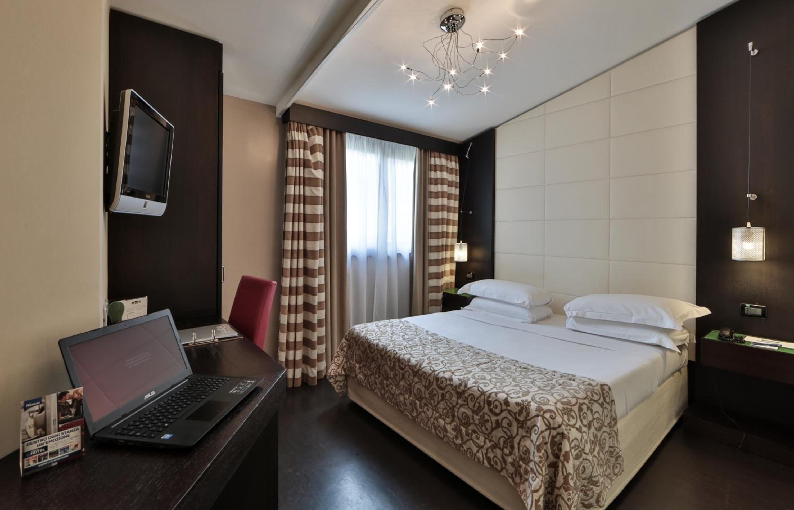 Standard Twin Room thumbnail 5