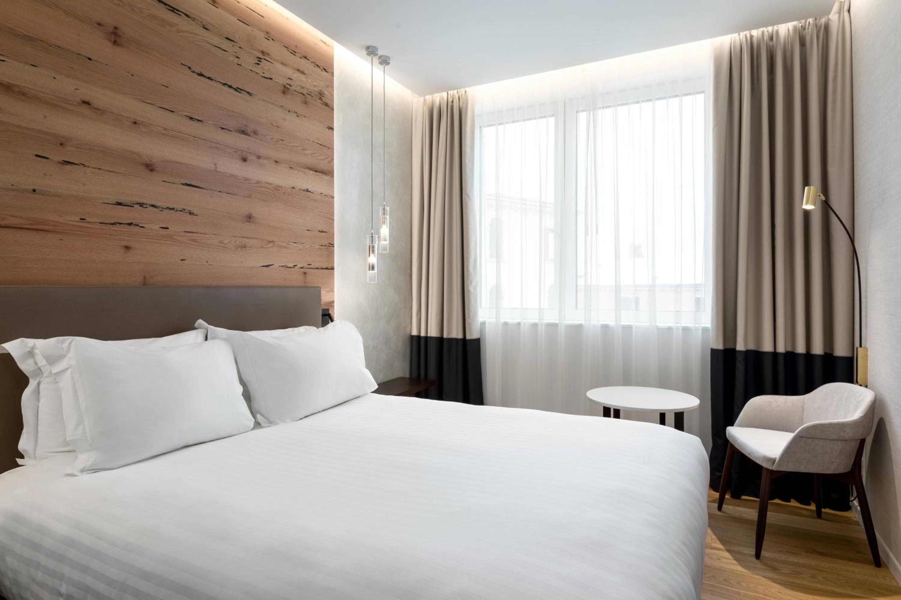 Classic Room with Queen Bed photo 1