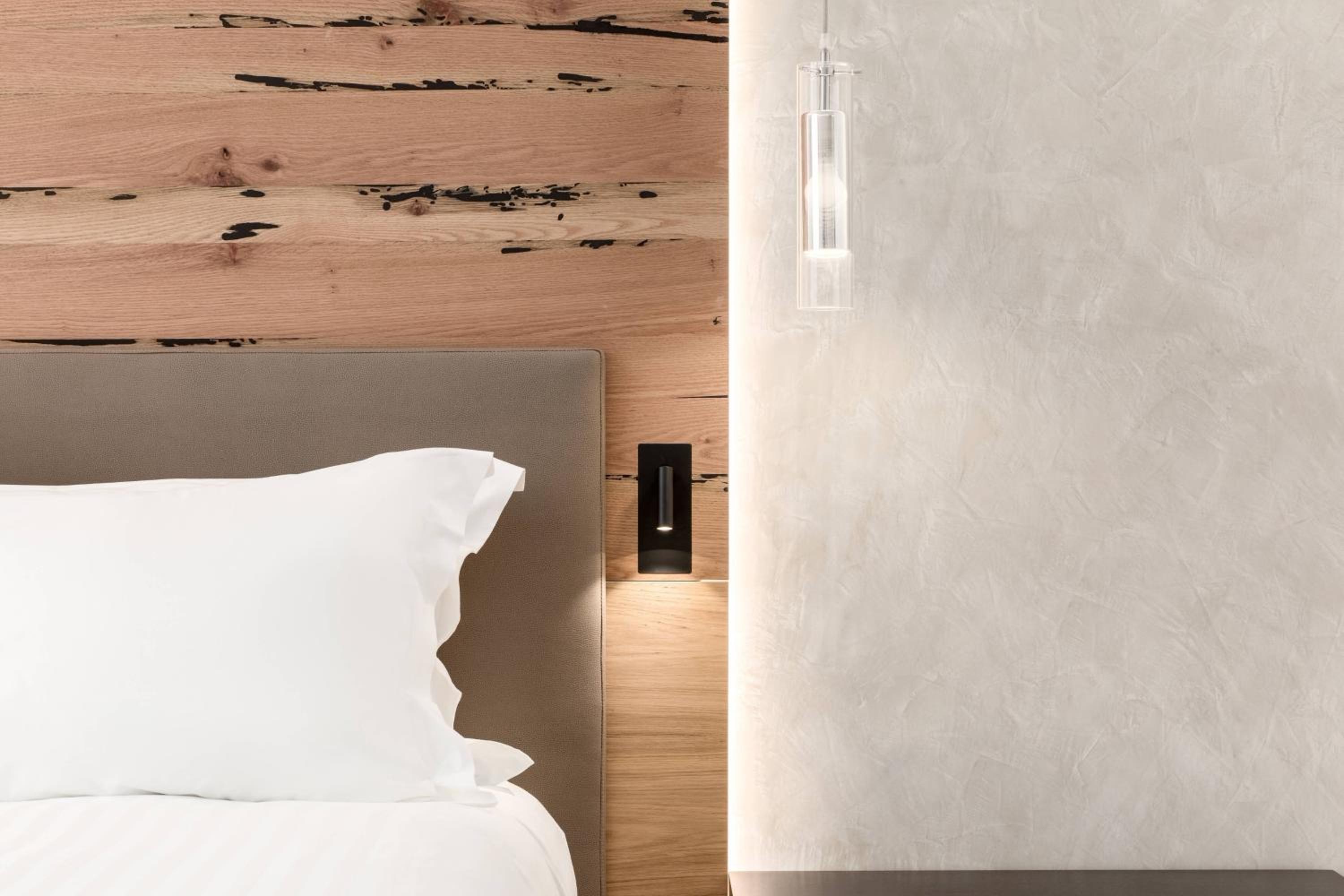 Classic Room with Queen Bed photo 2
