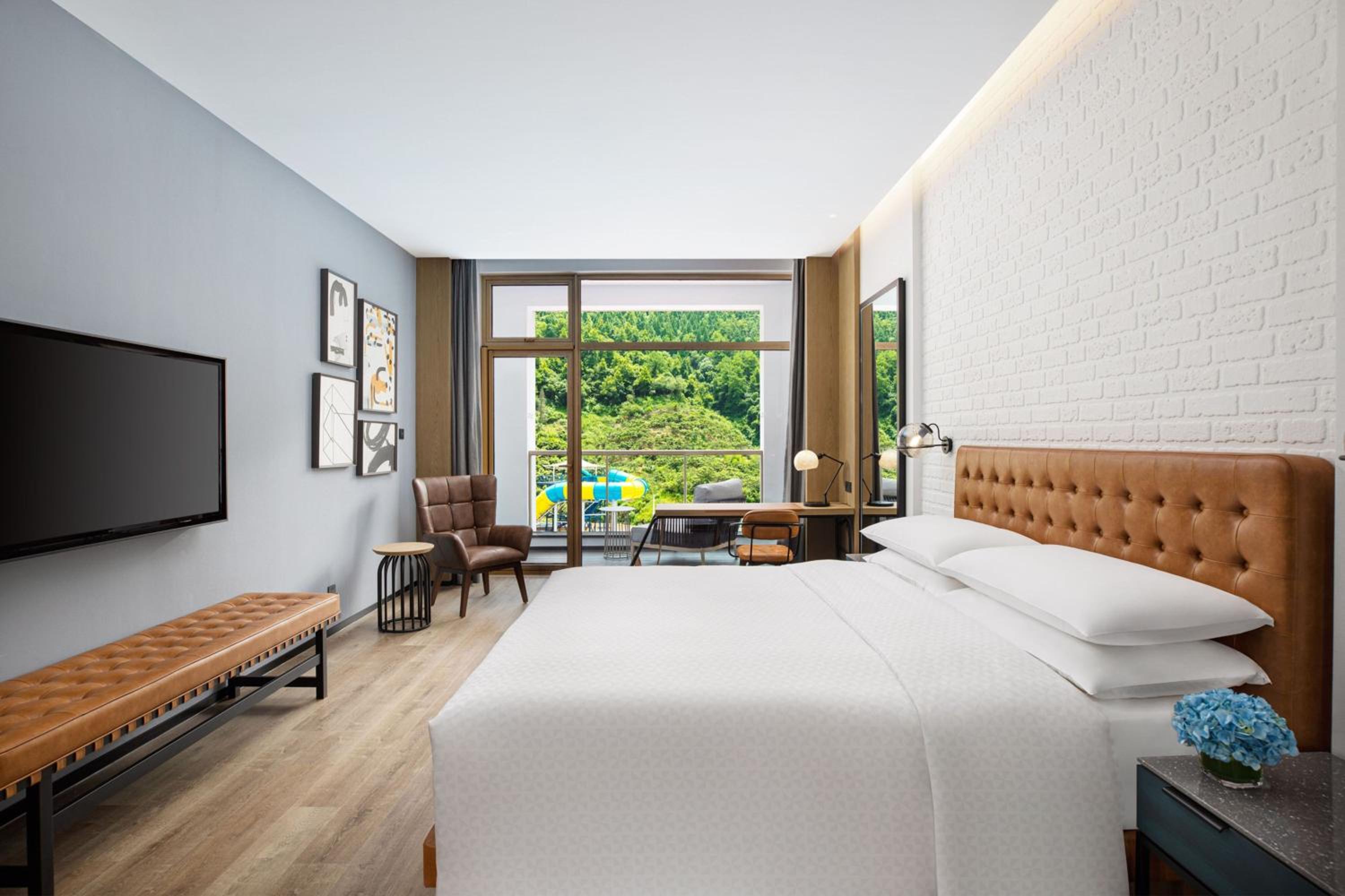 Deluxe King Room with Balcony and Mountain View - Photo 1