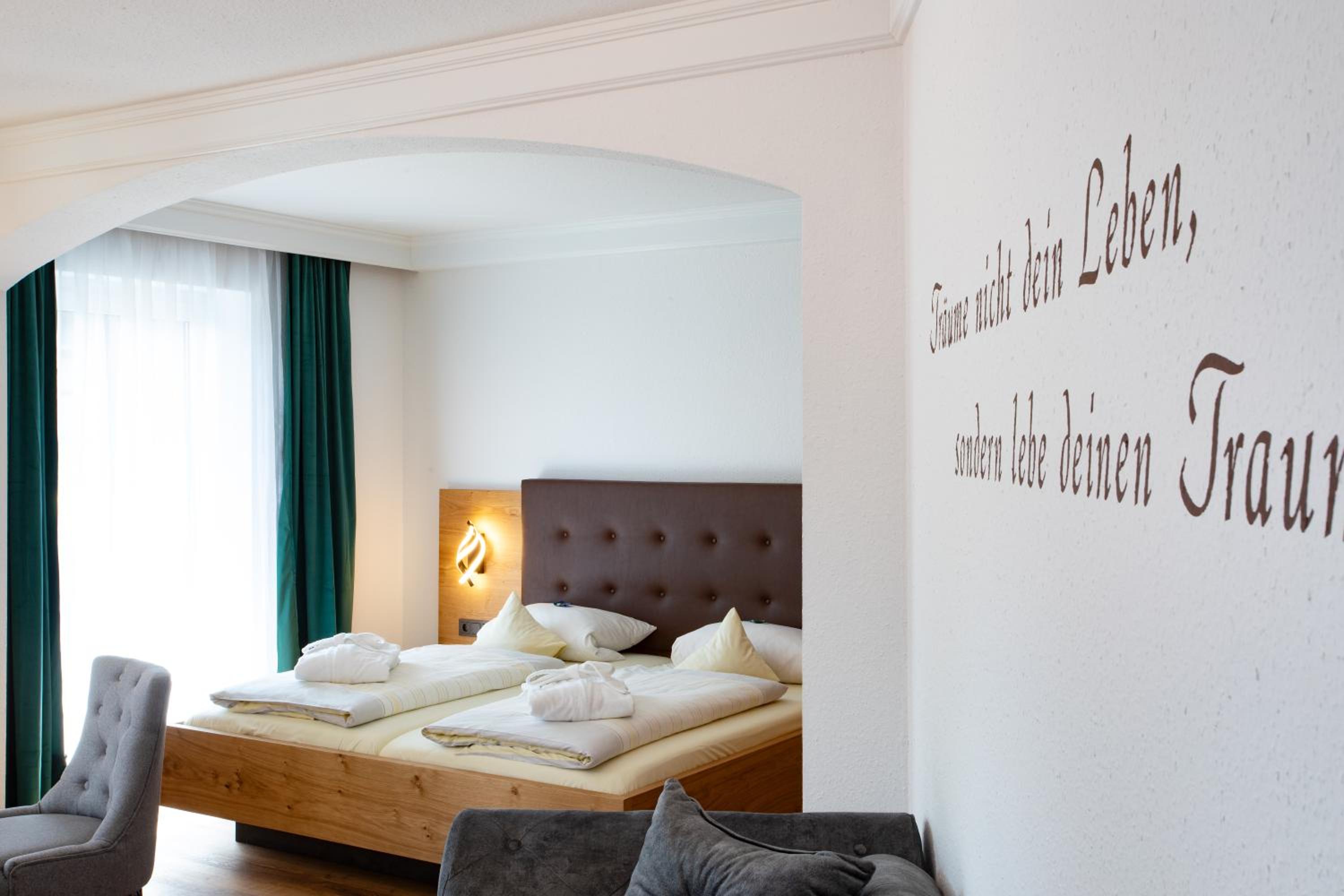 Suite with Balcony - Photo 2