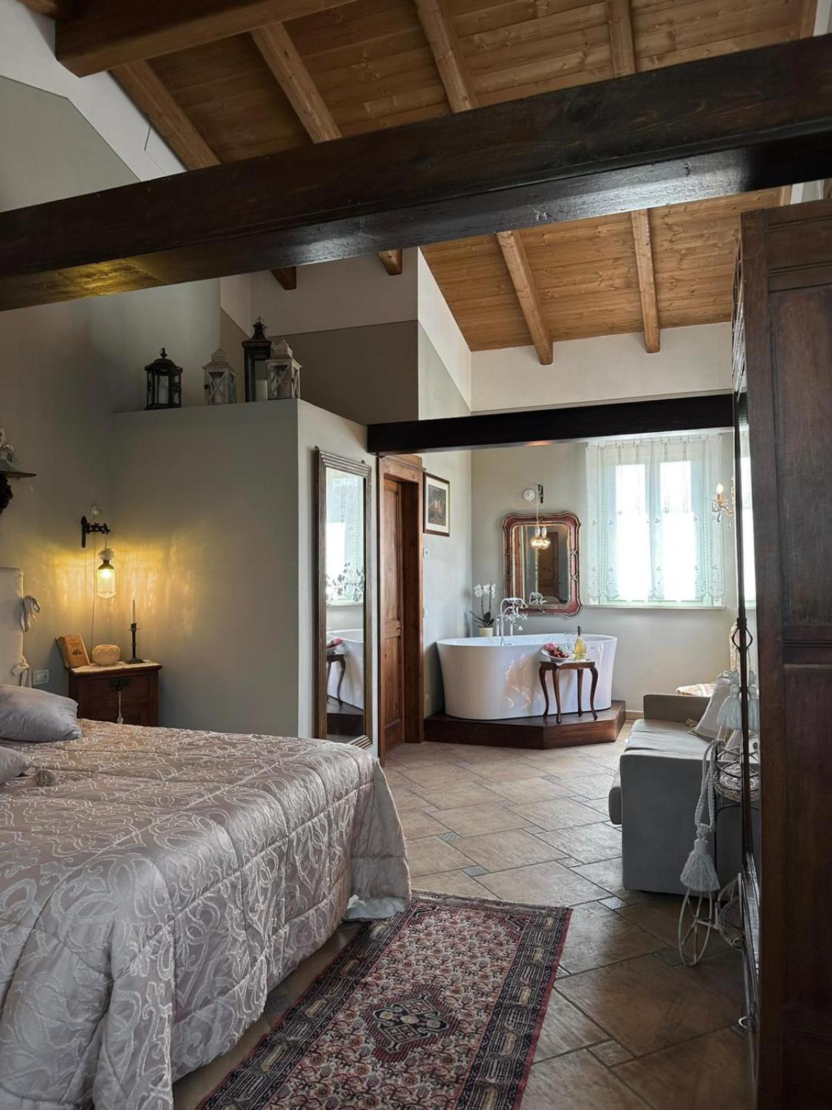 Suite - Photo 18