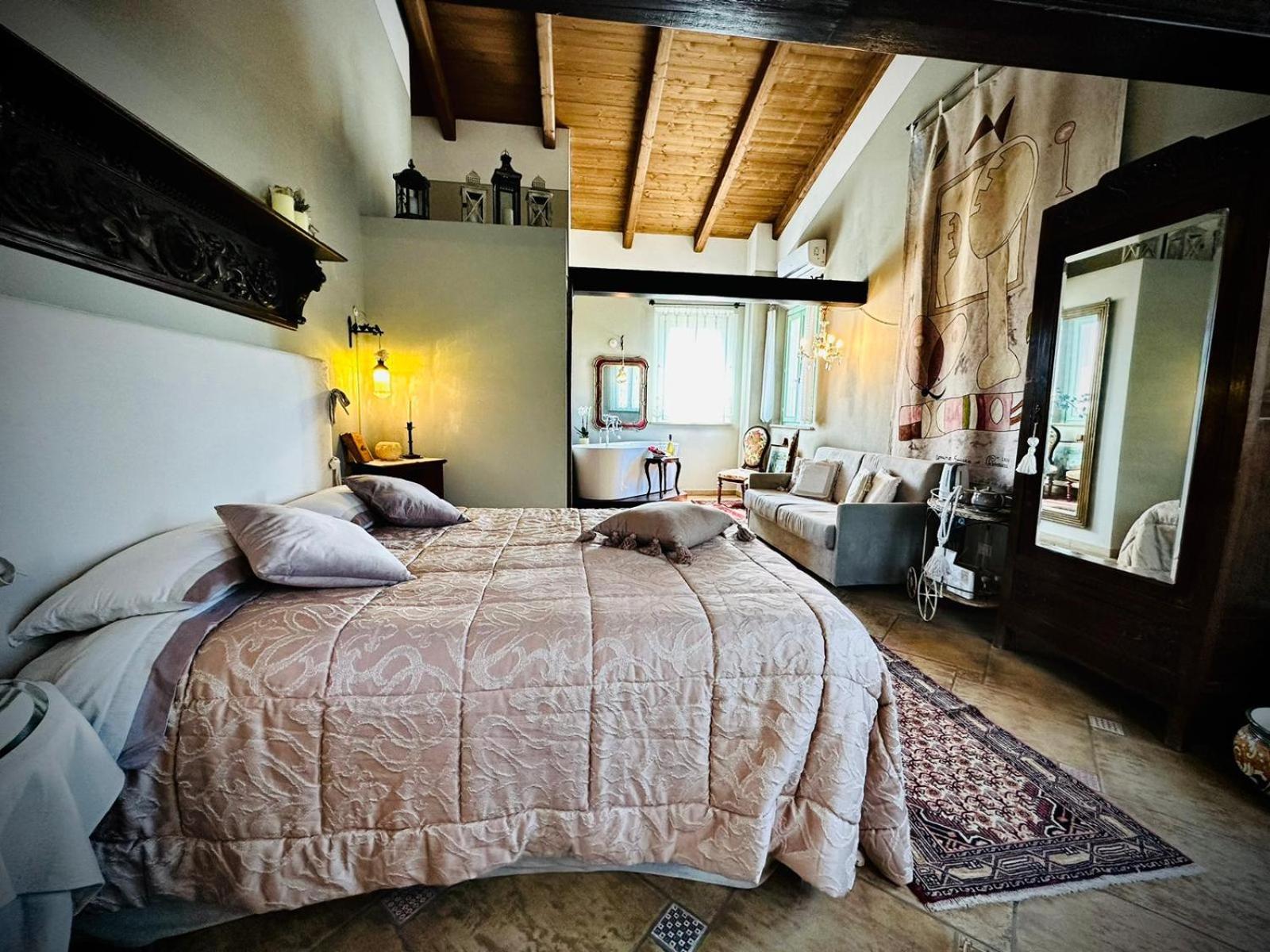 Suite - Photo 13
