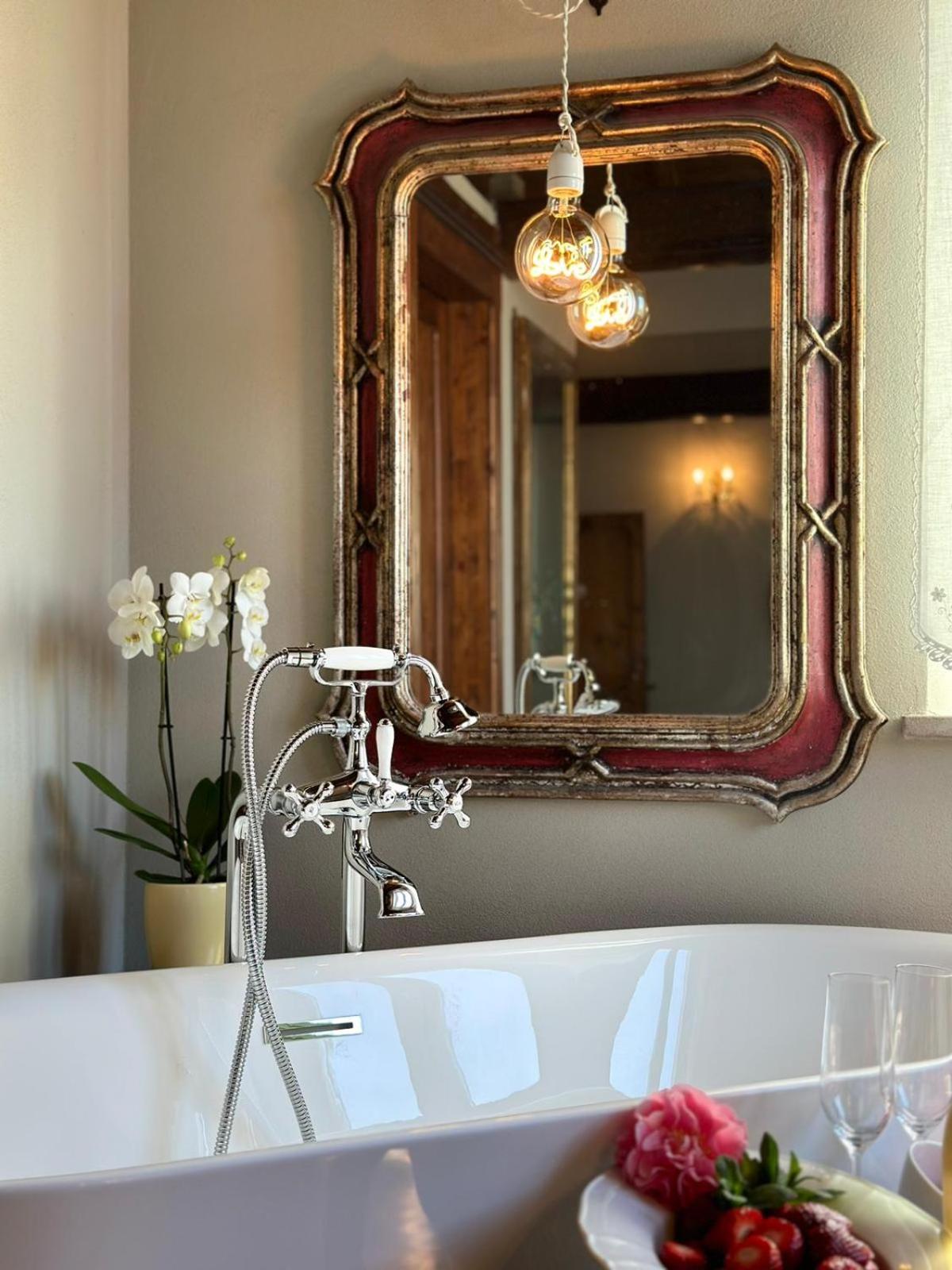 Suite - Photo 19
