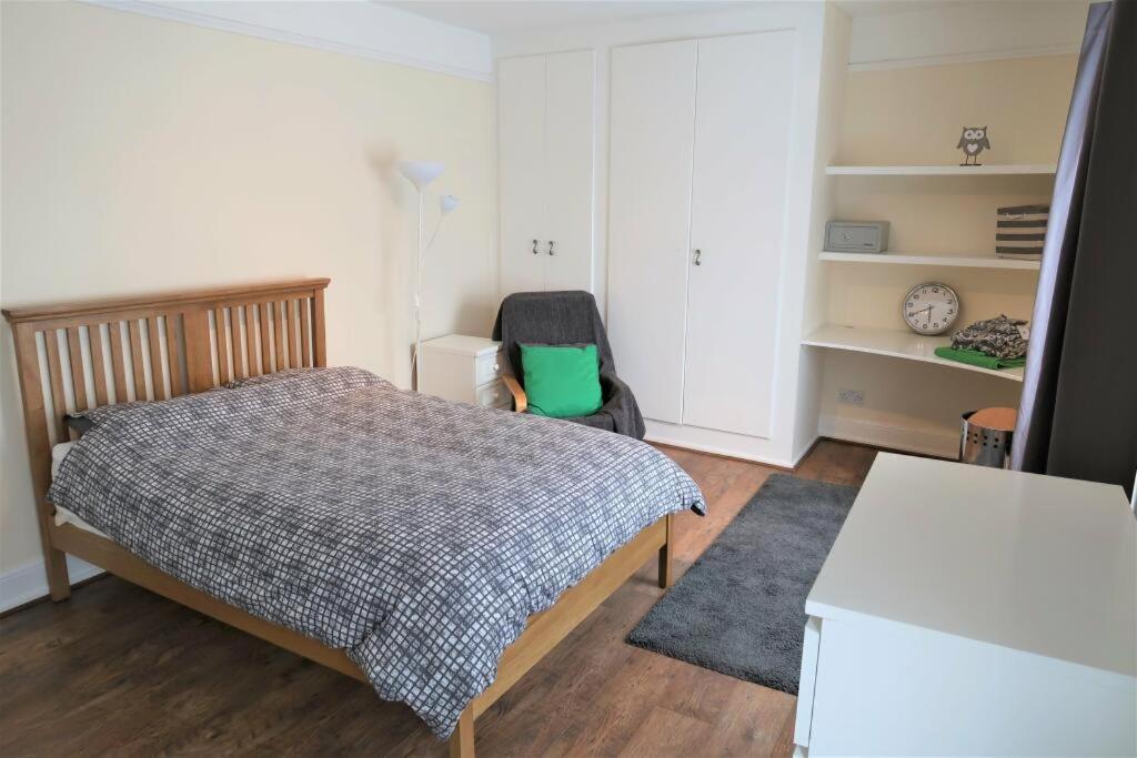 One-Bedroom Apartment photo 1