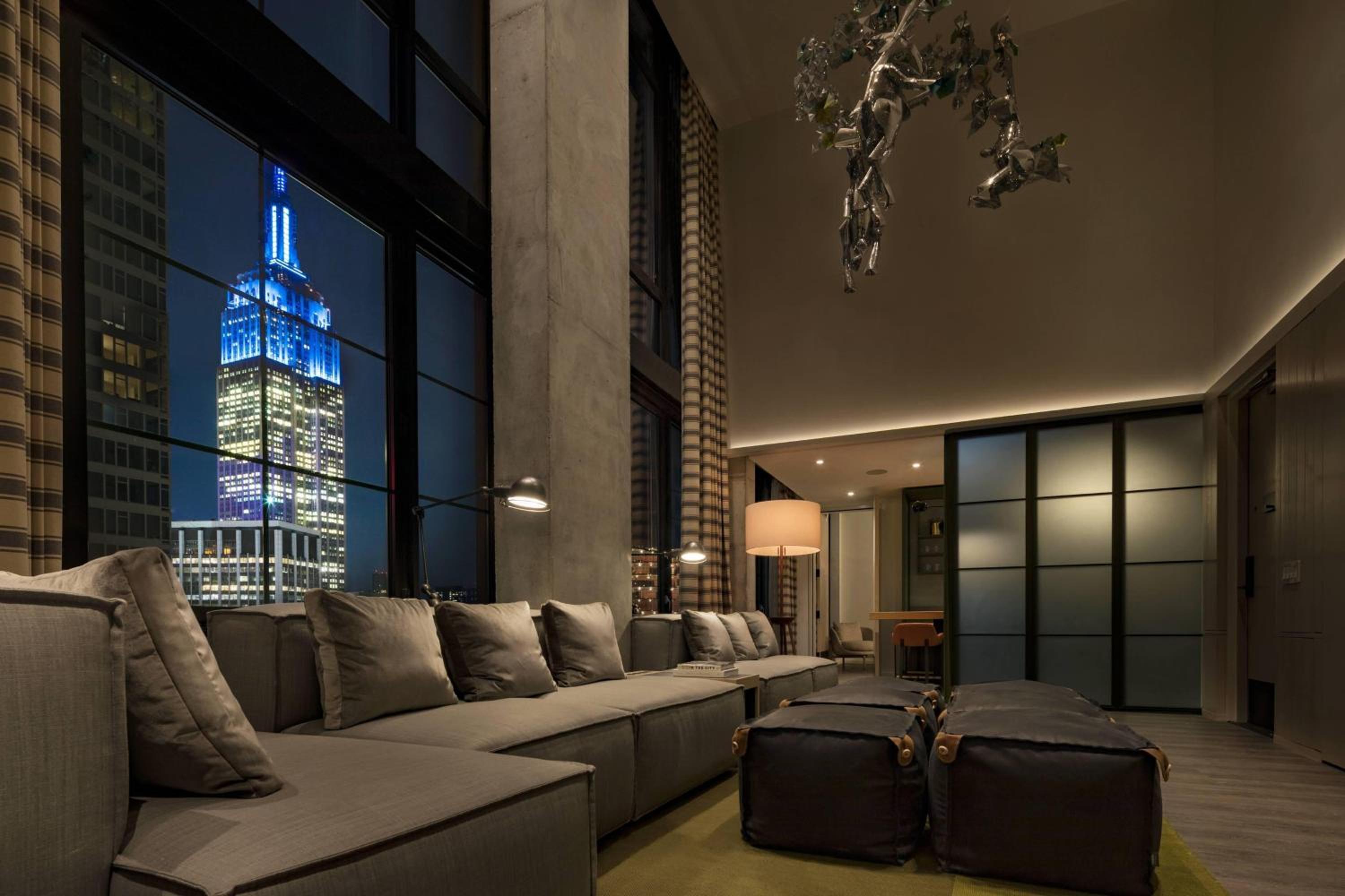 One-Bedroom King Suite with Landmark View photo 2