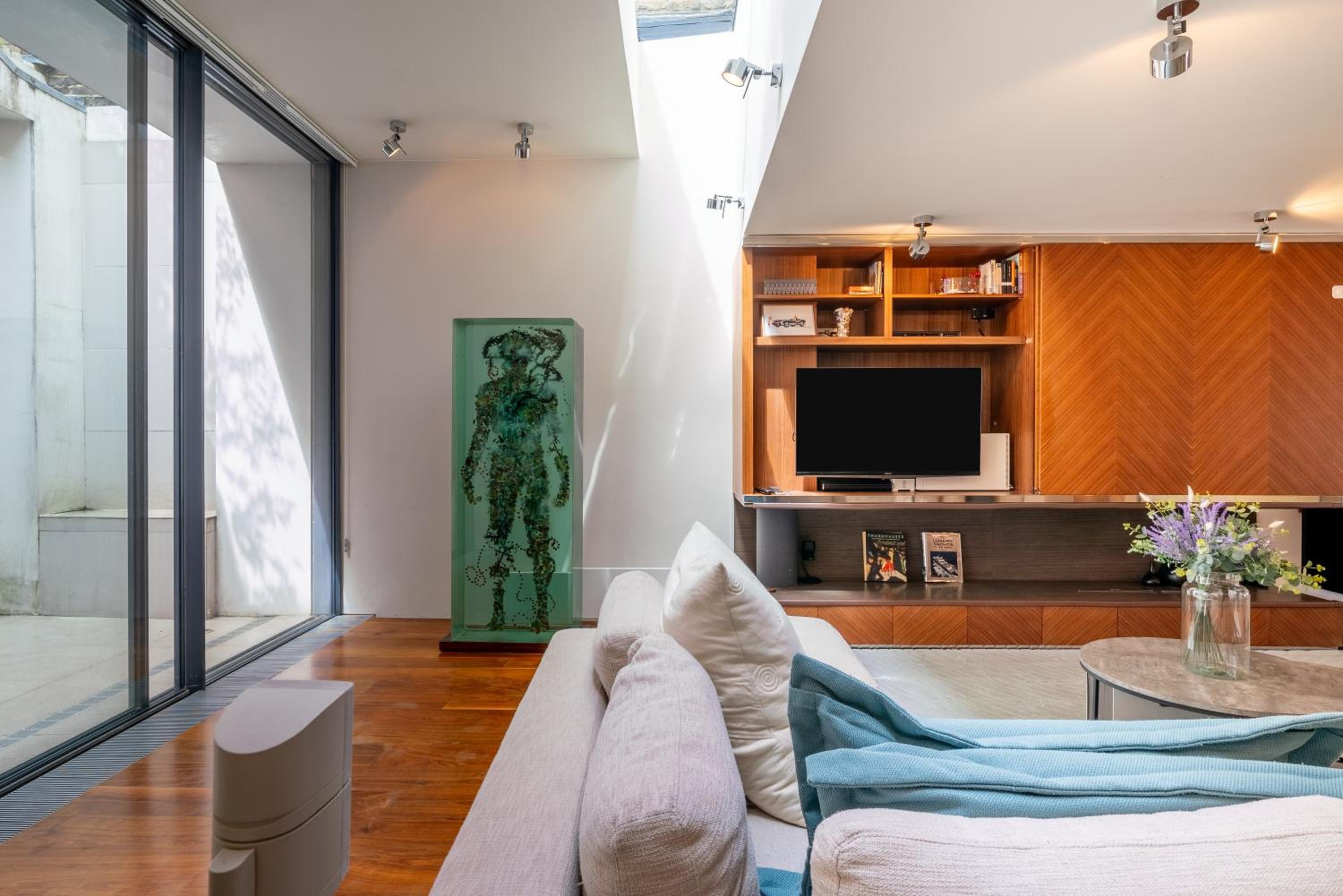 Four-Bedroom House photo 2