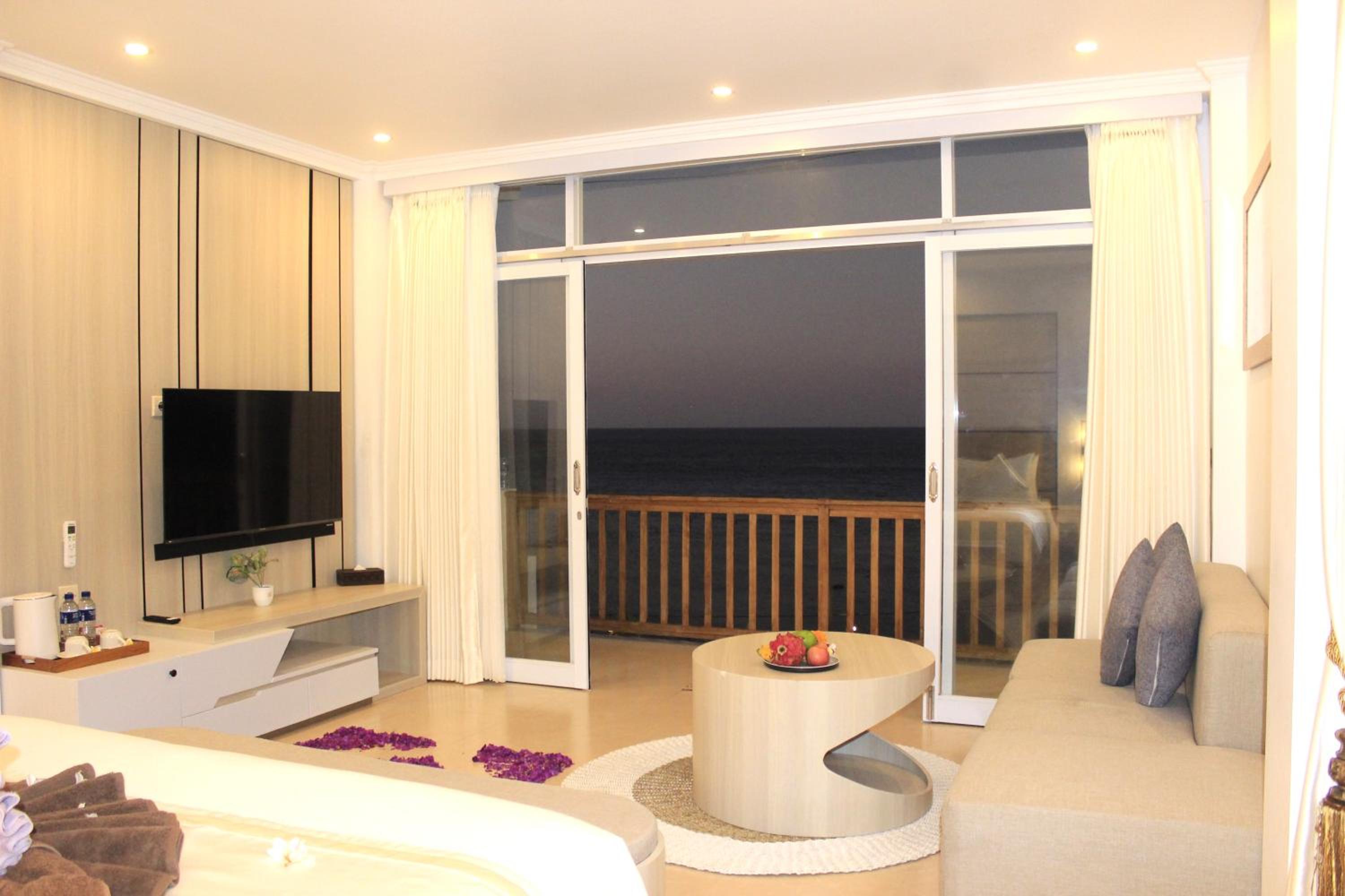 Junior Suite with Ocean View - Photo 16