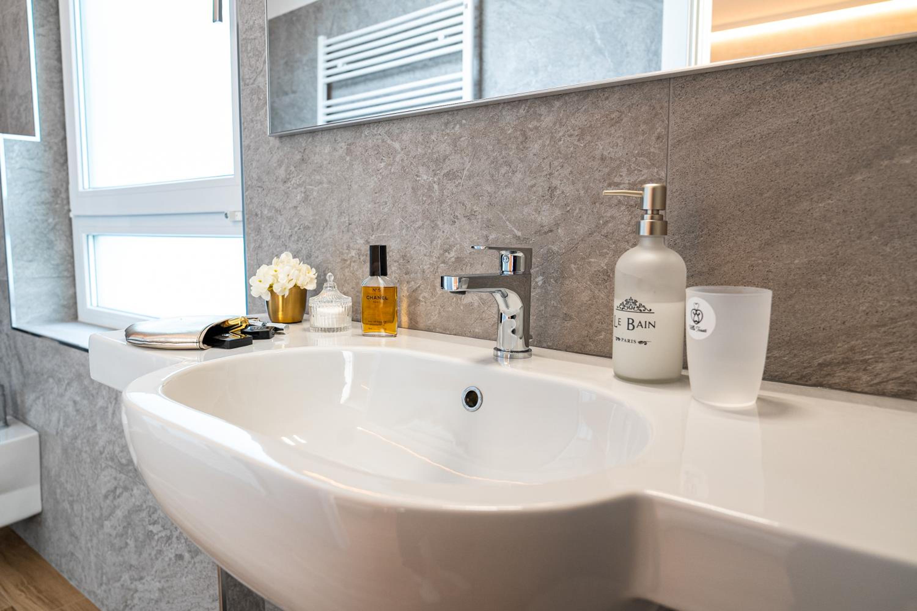 Deluxe Double or Twin Room - Photo 5
