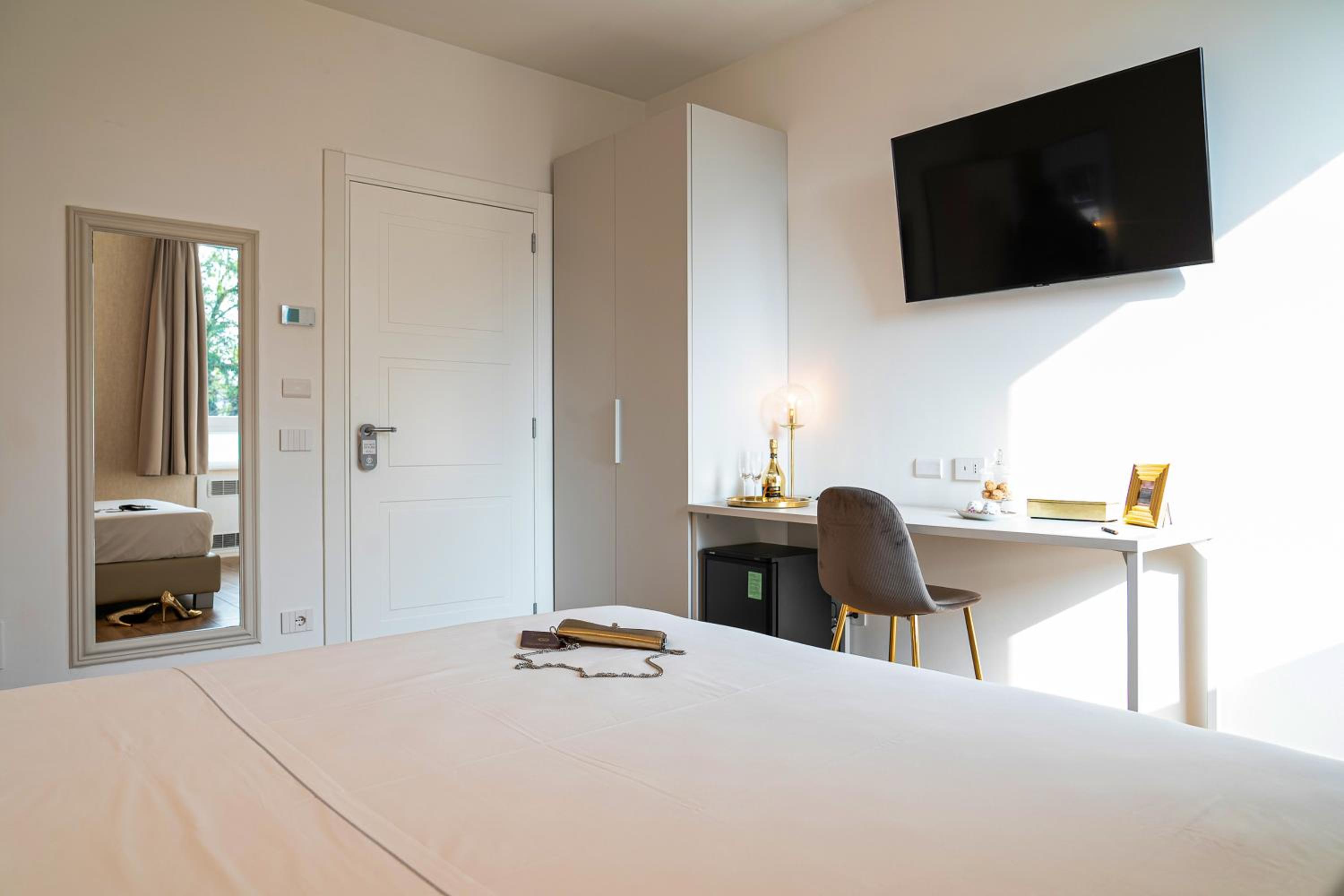 Deluxe Double or Twin Room - Photo 8