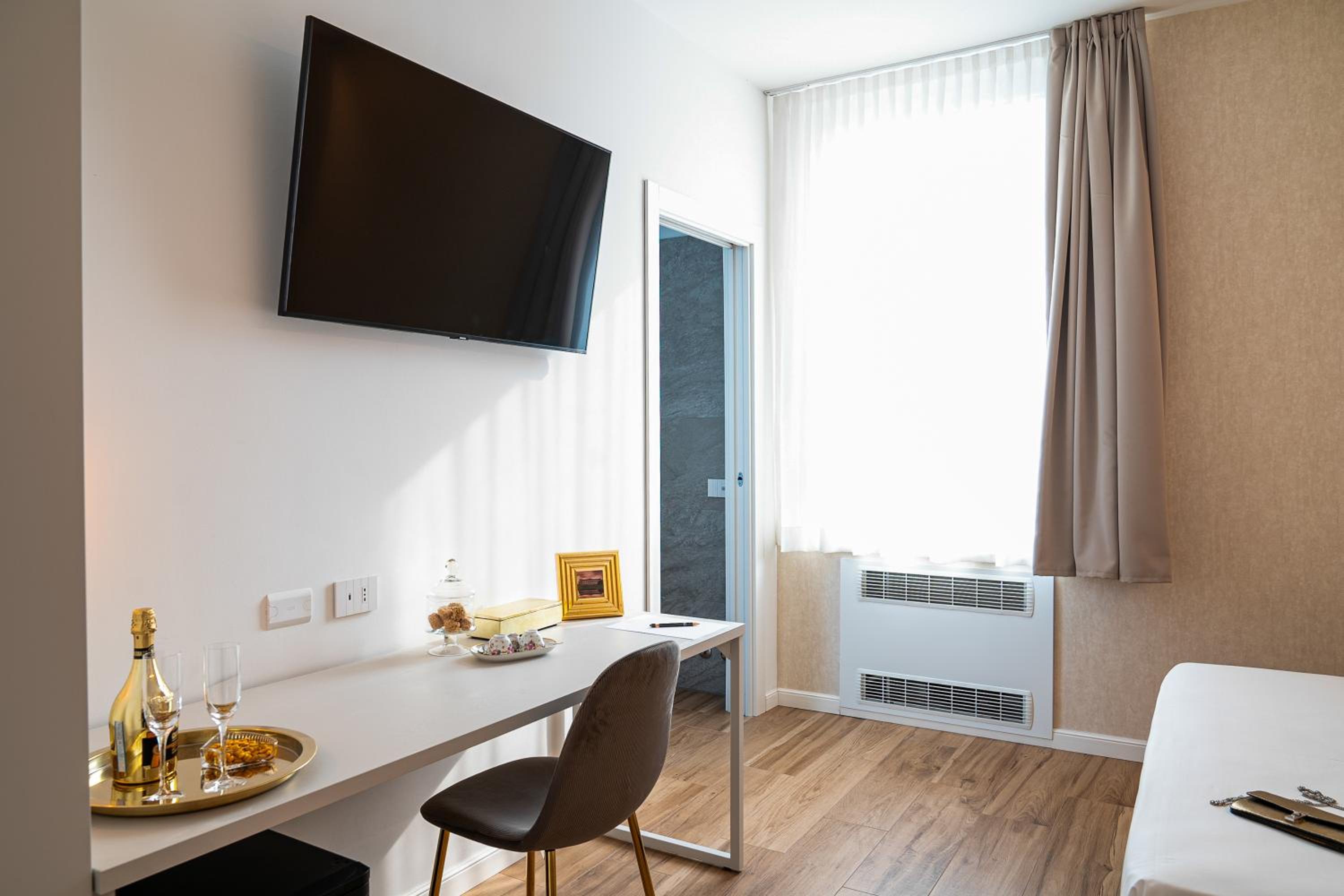 Deluxe Double or Twin Room - Photo 10