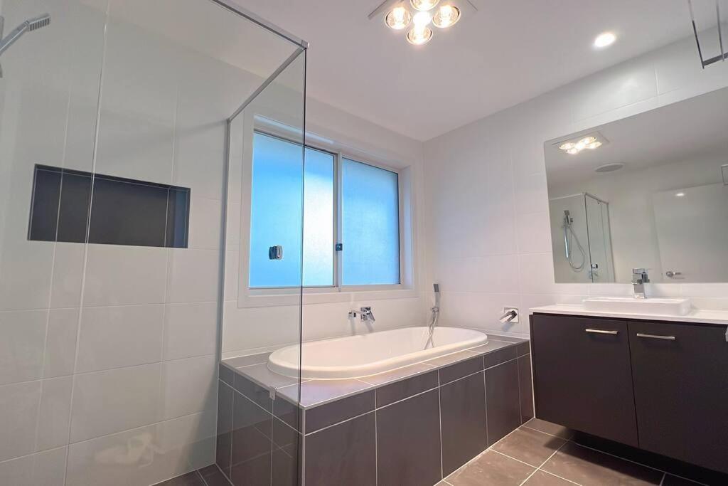 Five-Bedroom House photo 3