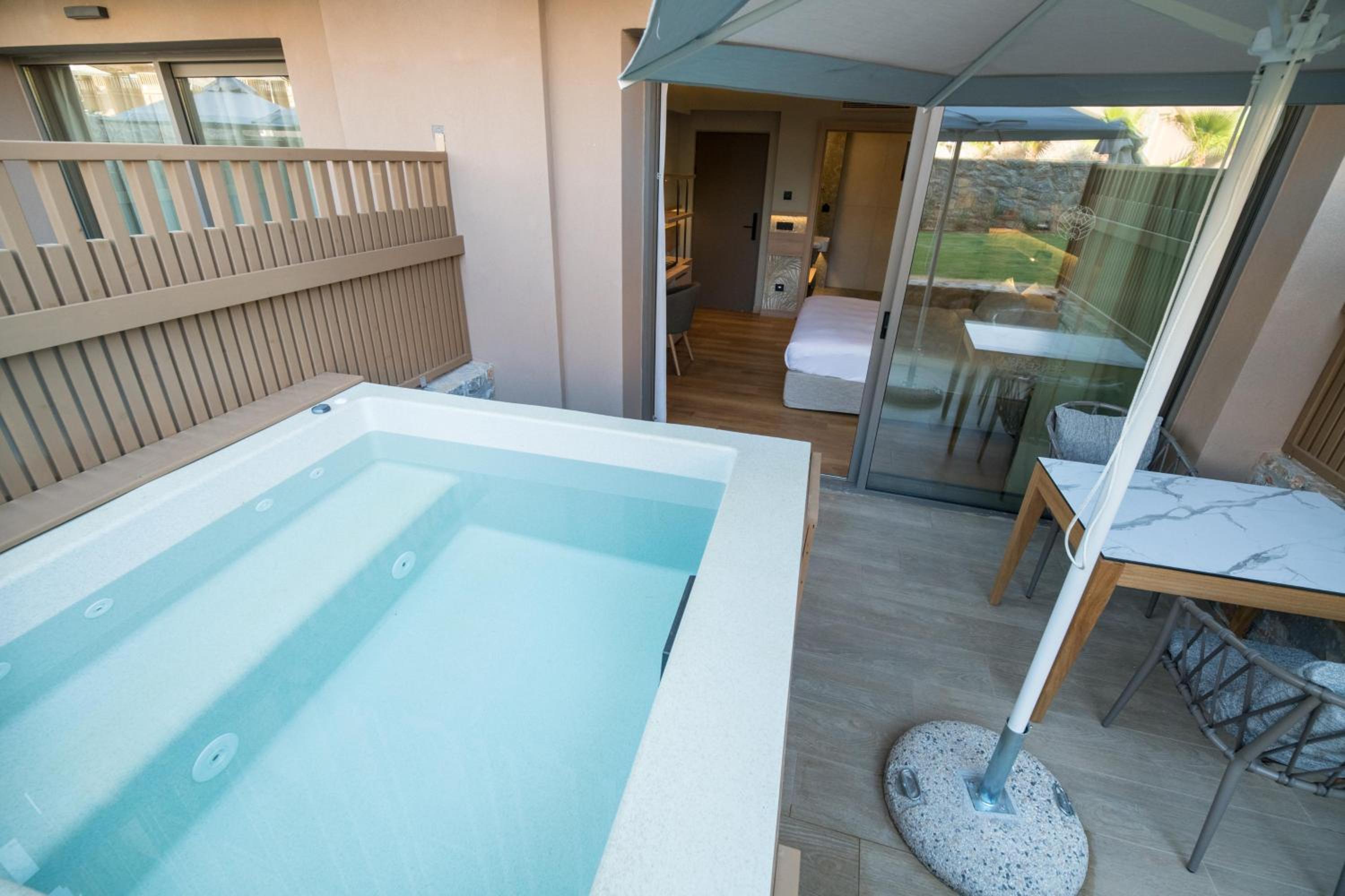 Classic Double Room with Outdoor Hot Tub - Photo 19