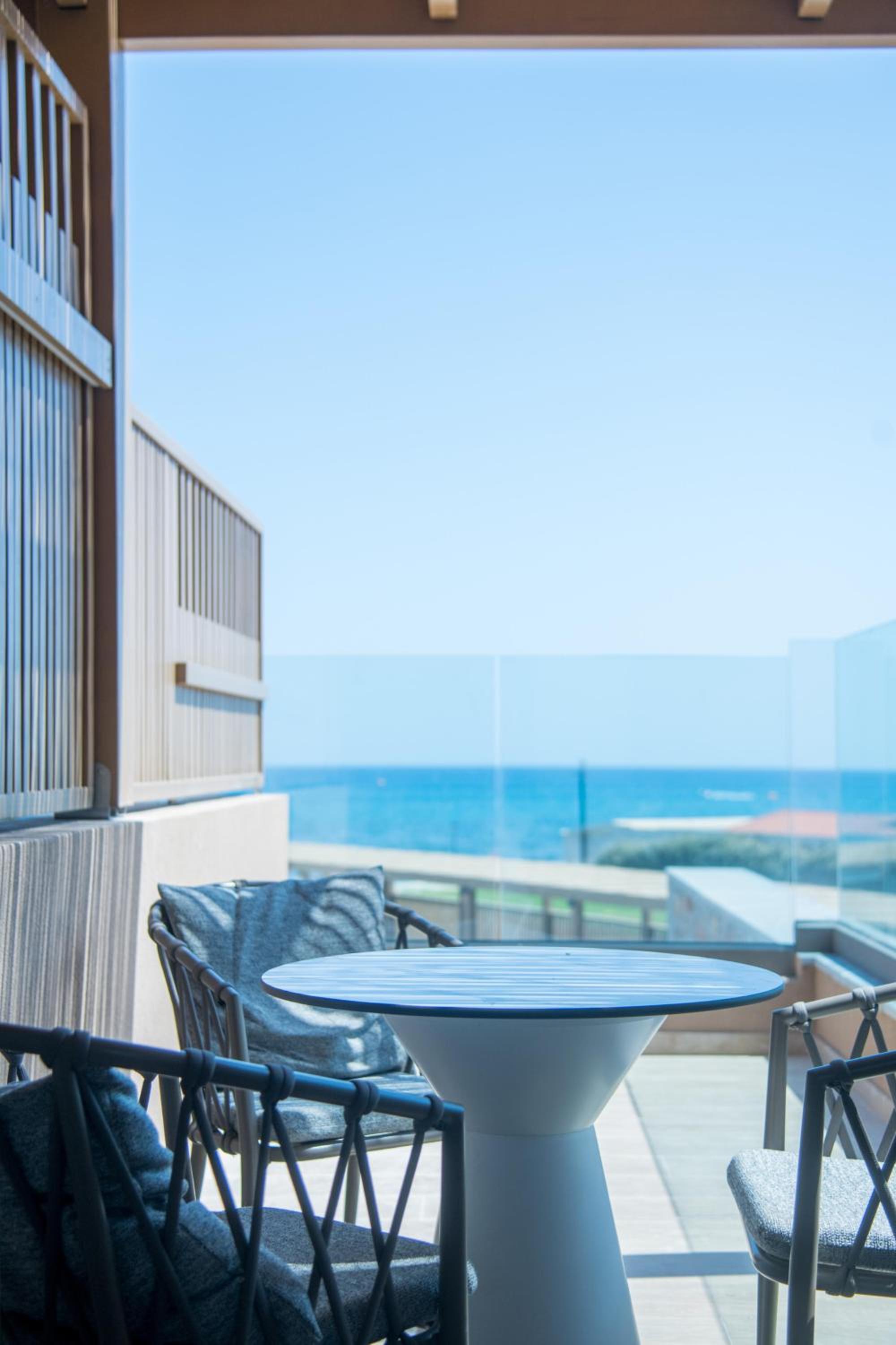 Classic Family Room with Sea View thumbnail 5