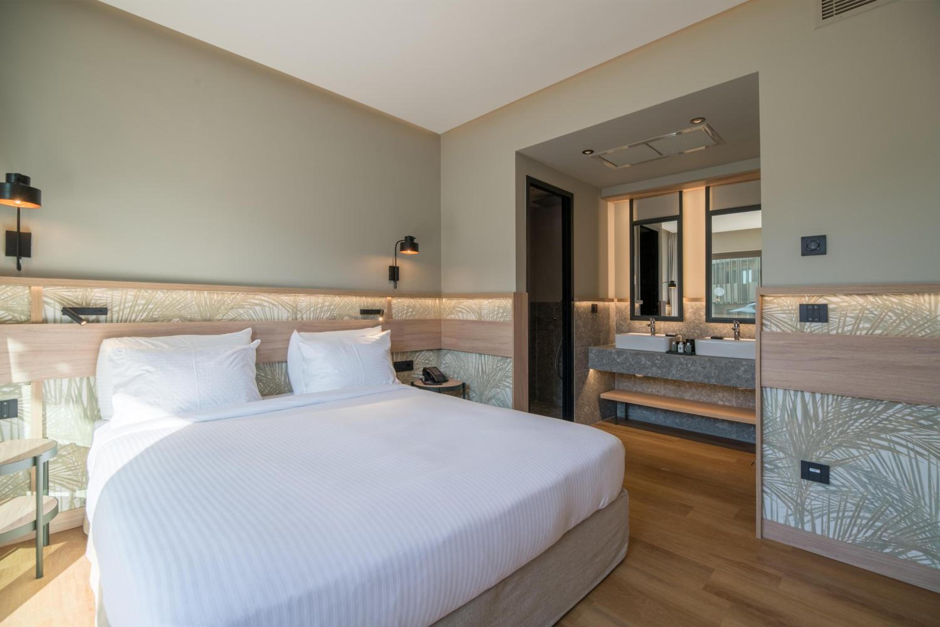 Petite Suite with Pool Access - Photo 7