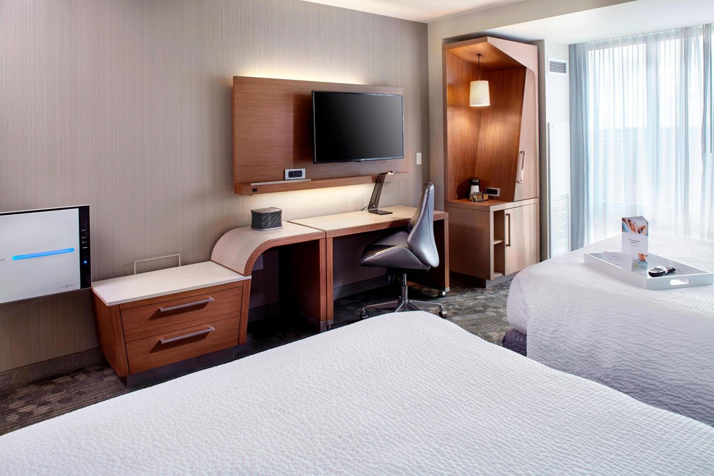 Queen Room with Two Queen Beds and Adapted Tub - Mobility Accessible