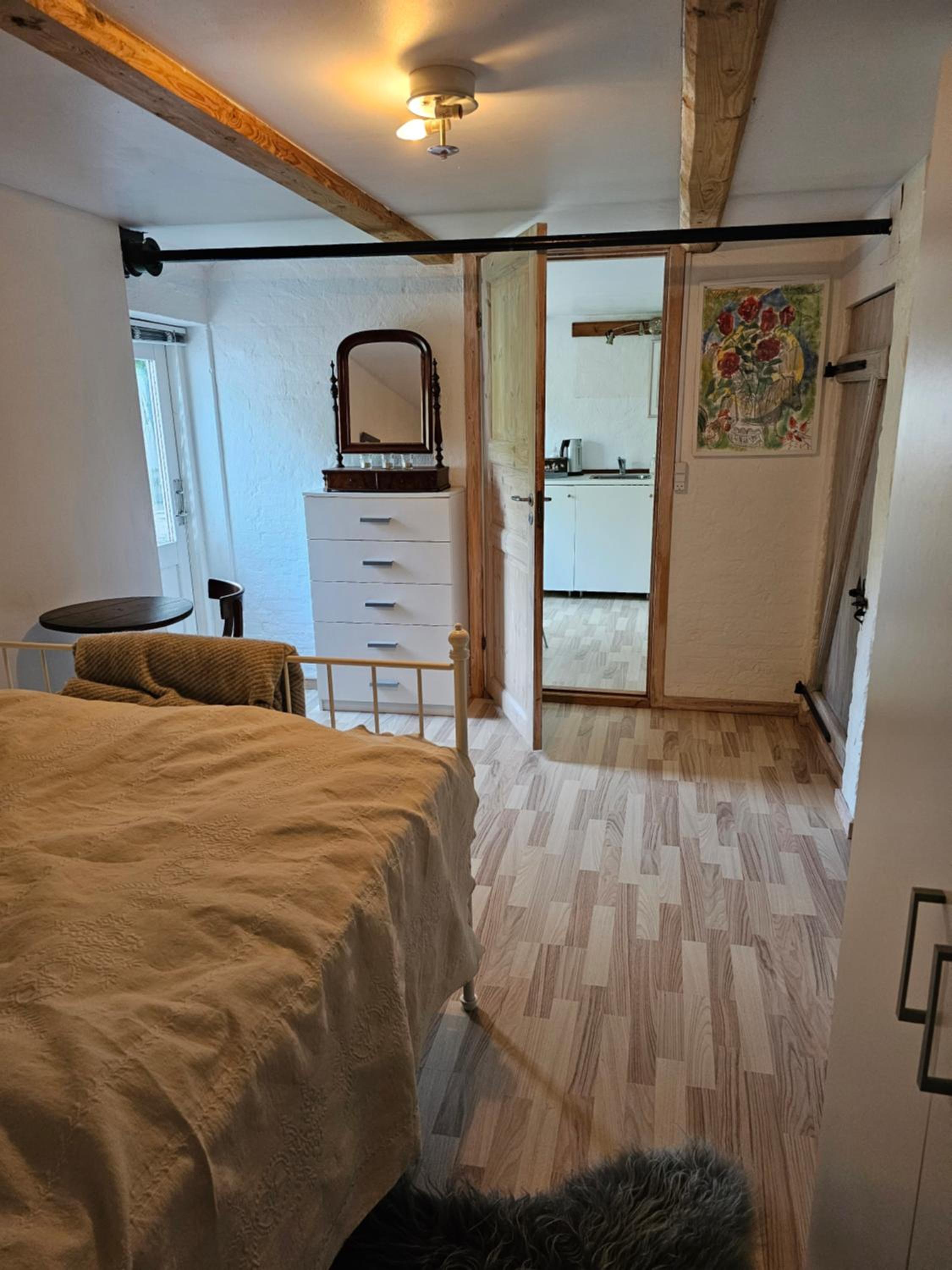 One-Bedroom Apartment photo 1
