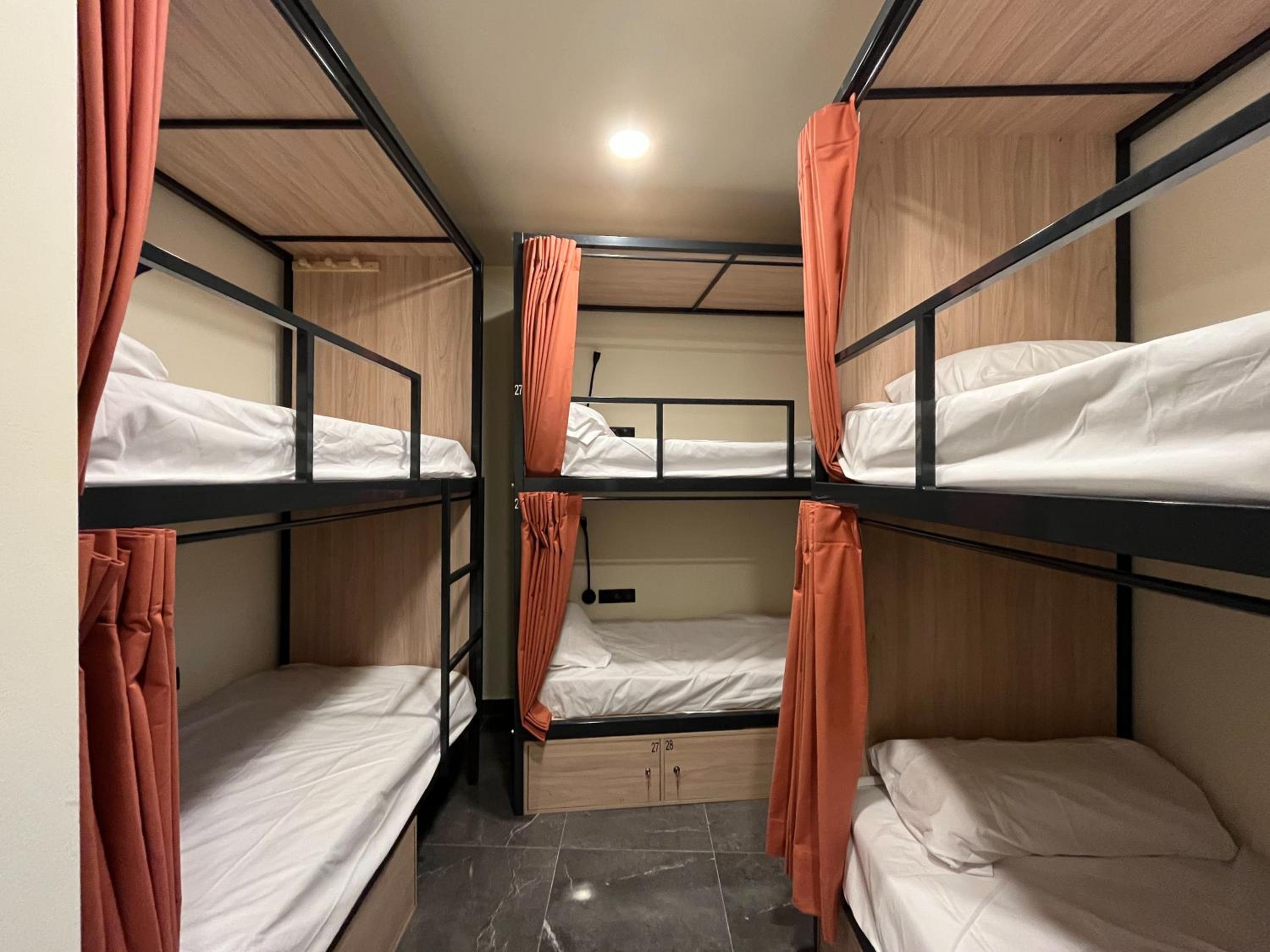 Cama en habitación compartida de 6 camas
