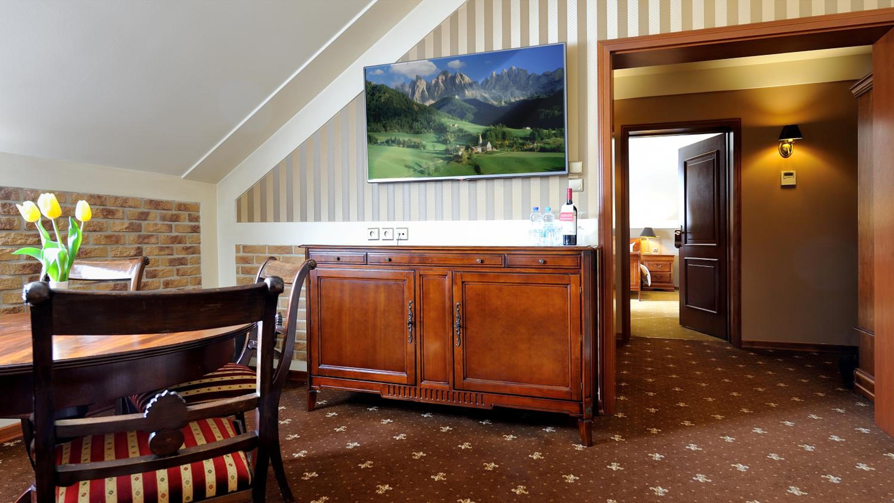 Suite - Photo 3