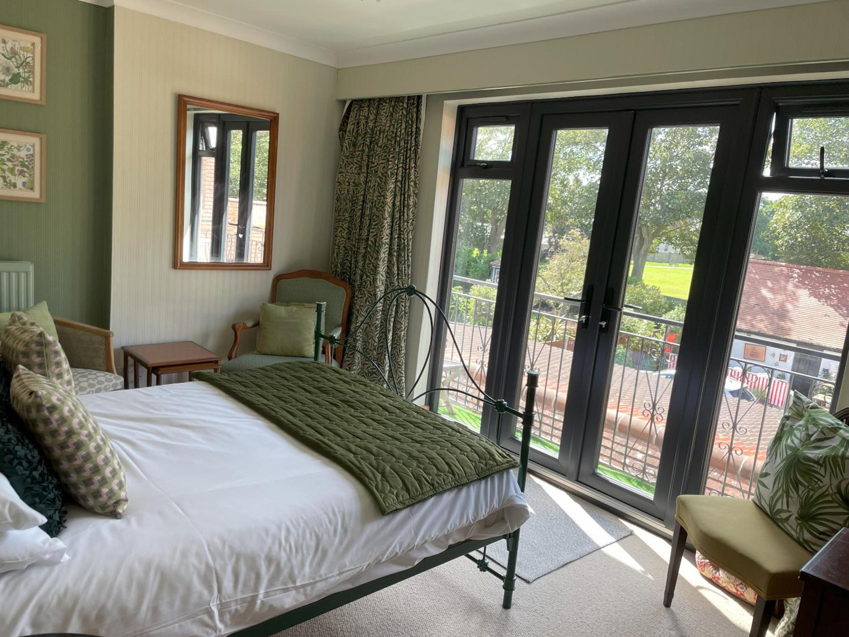 Standard Double Room - Photo 11