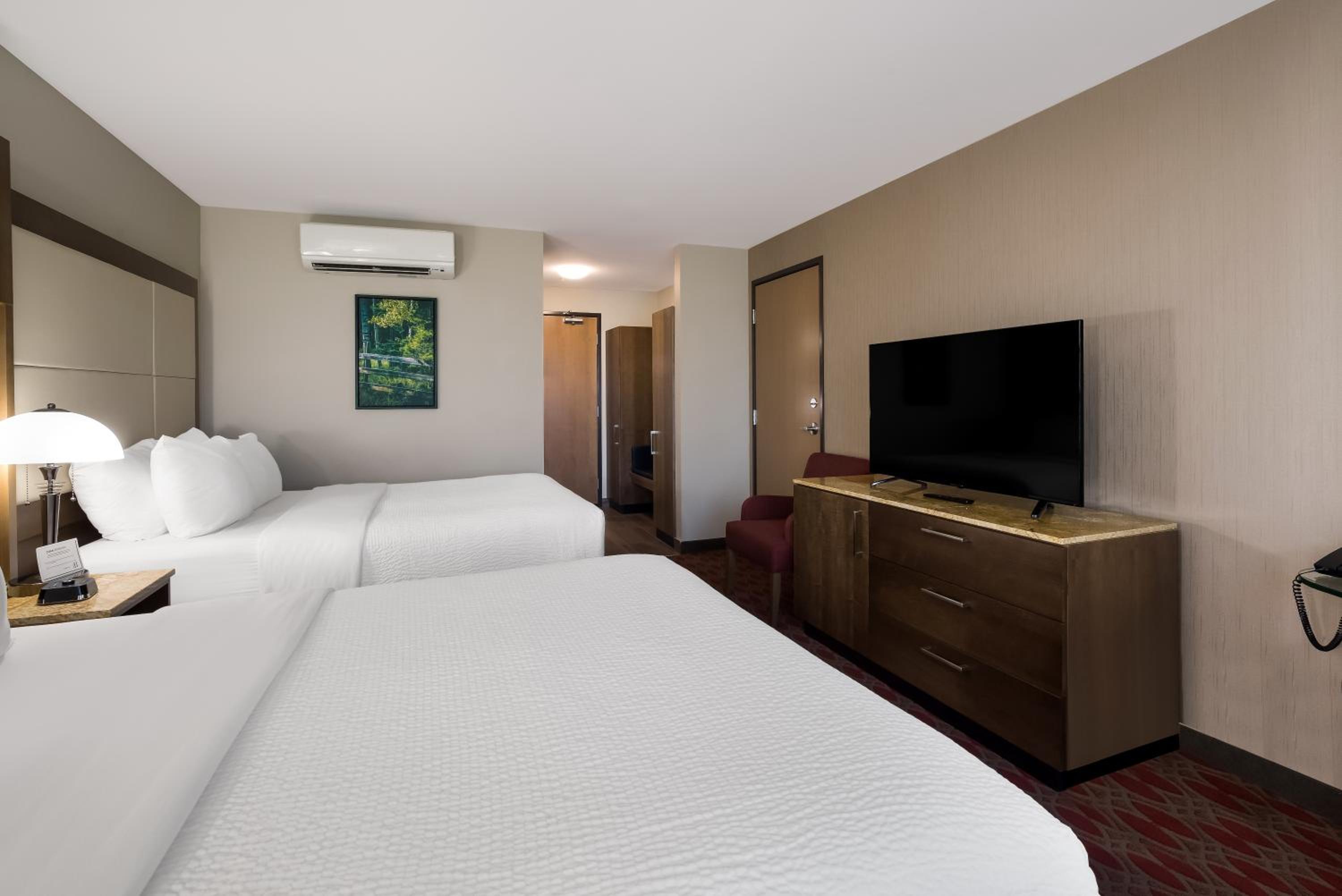 Queen Room with Two Queen Beds photo 1