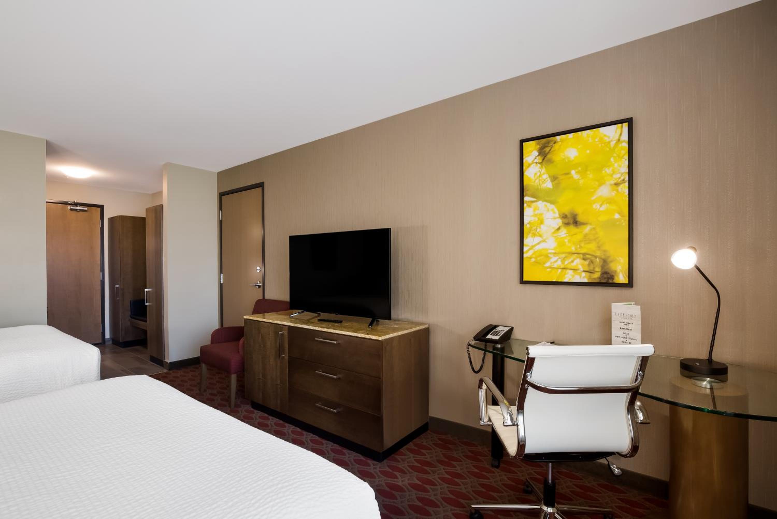 Queen Room with Two Queen Beds photo 2