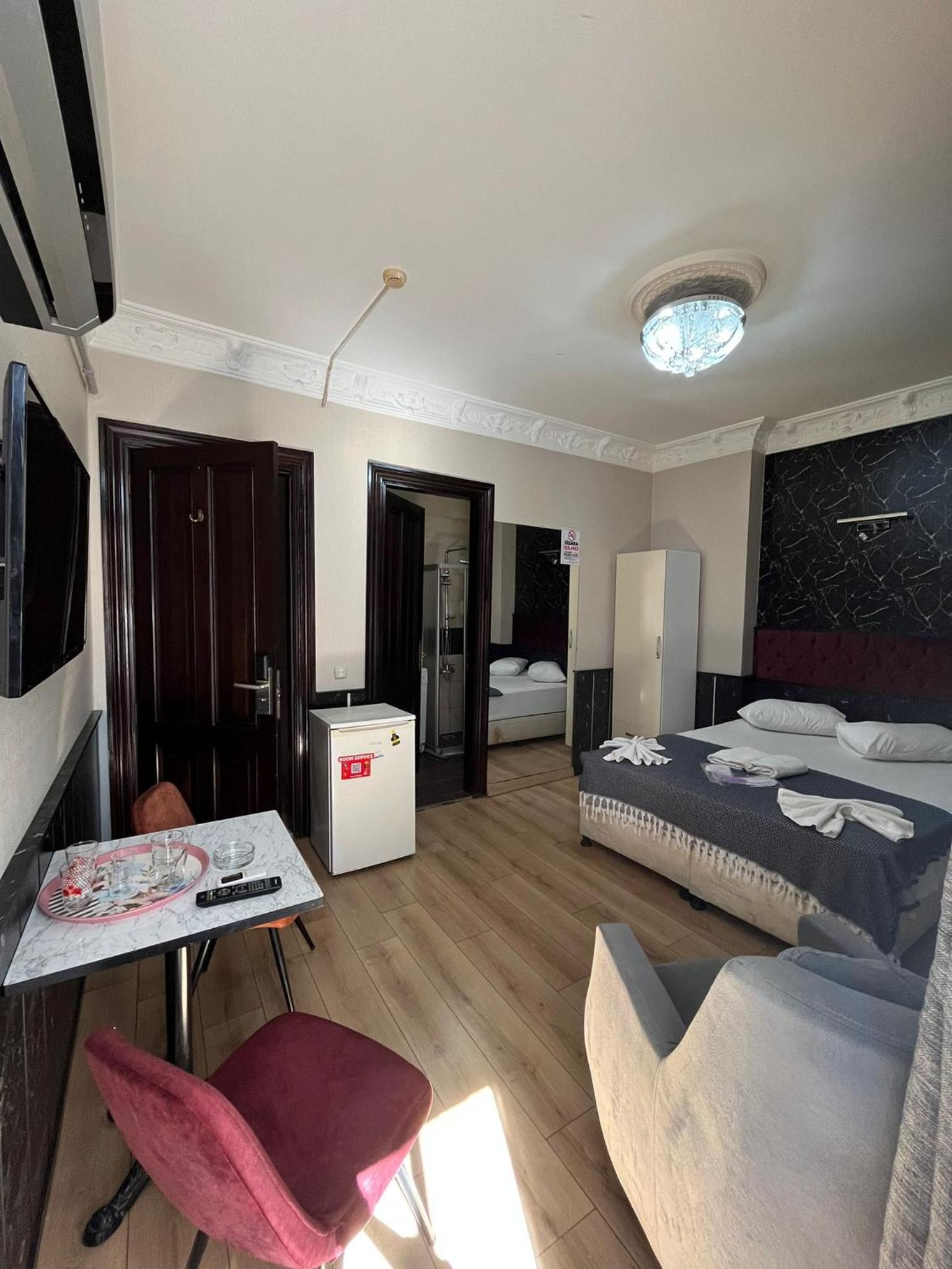 Studio Apartment with Balcony photo 3
