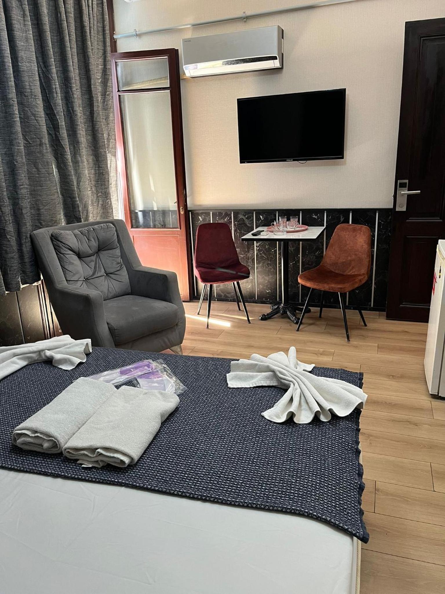 Studio Apartment with Balcony photo 2