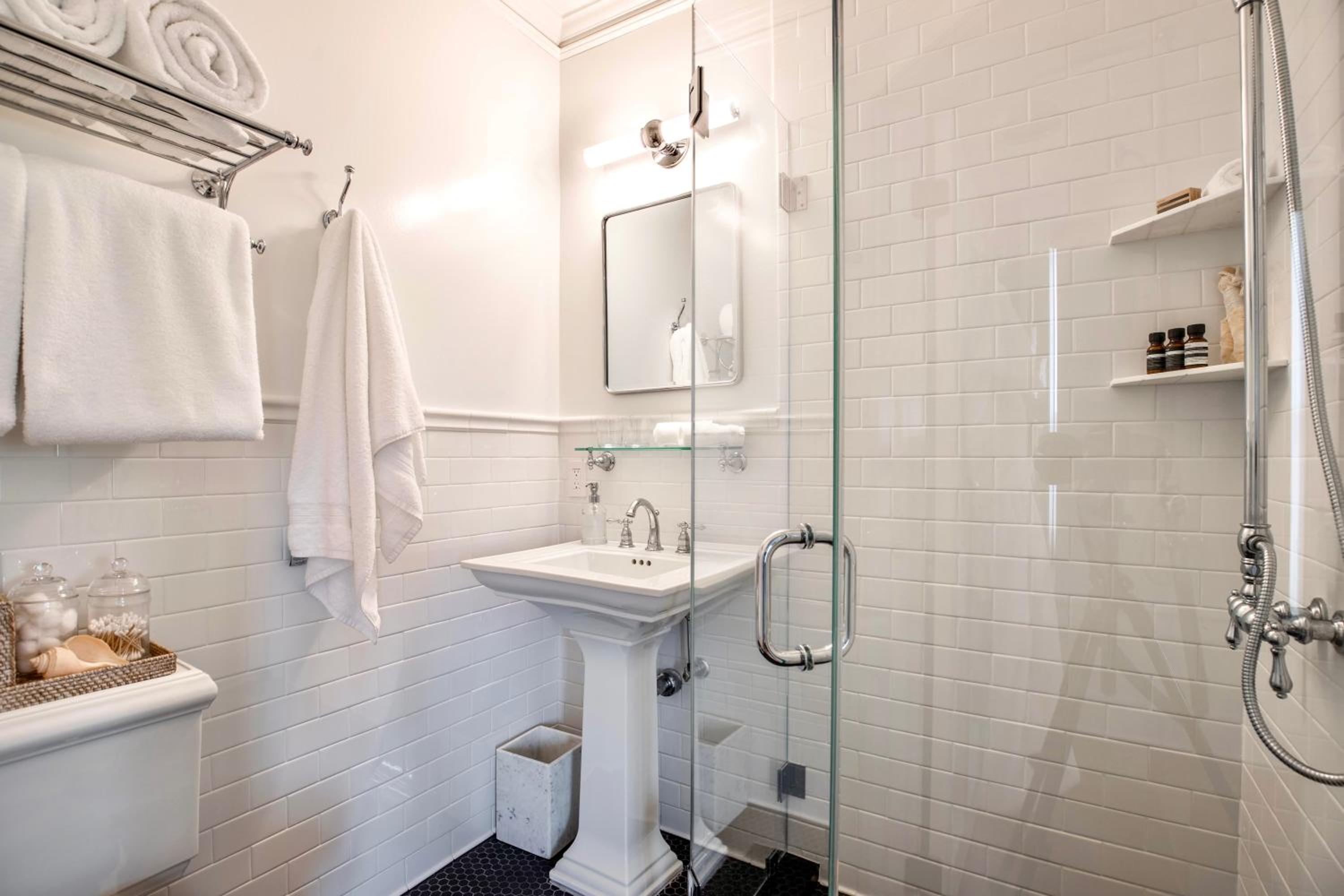Deluxe Queen Room With Rain Shower  photo 2
