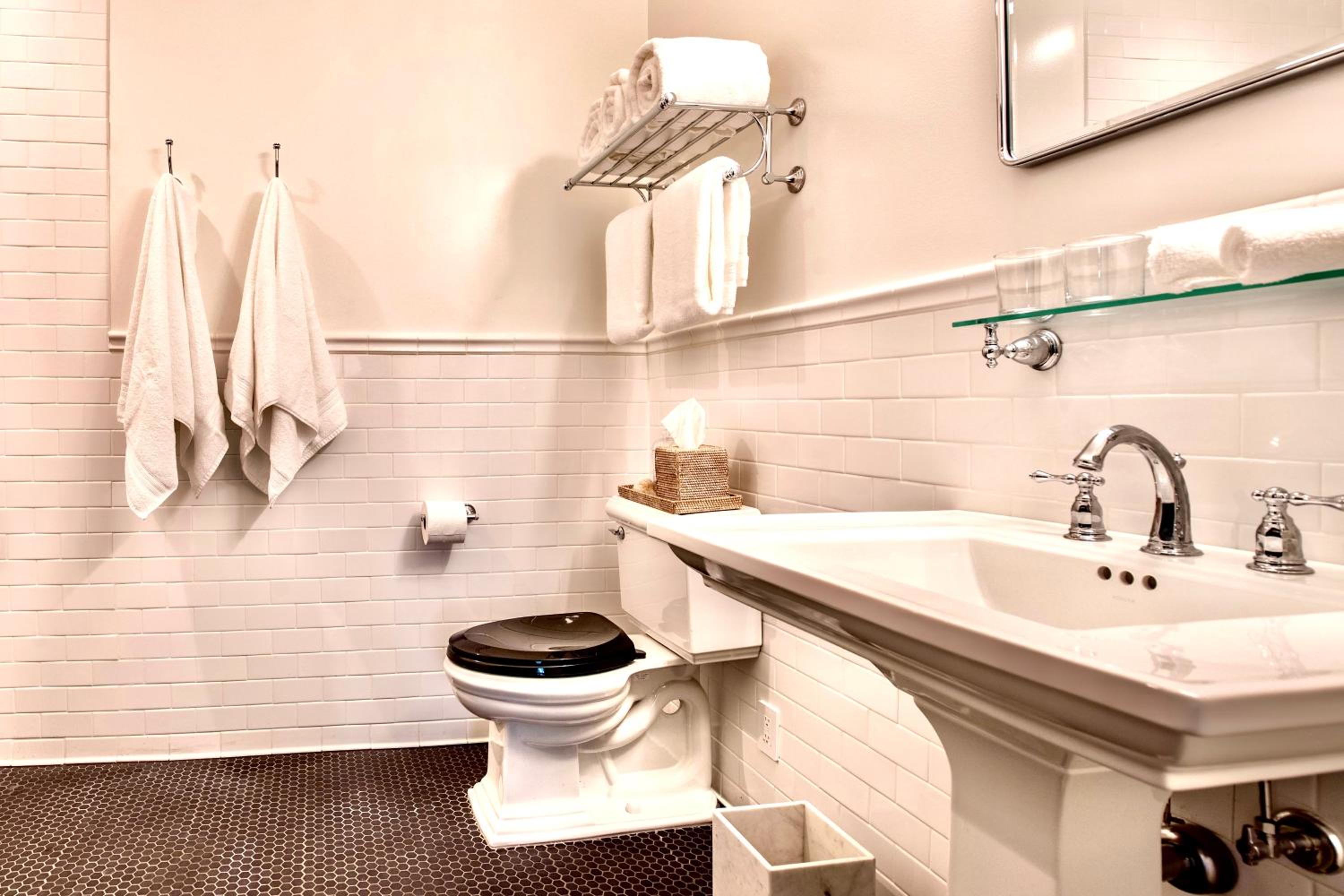 Deluxe Queen Room With Rain Shower  photo 3