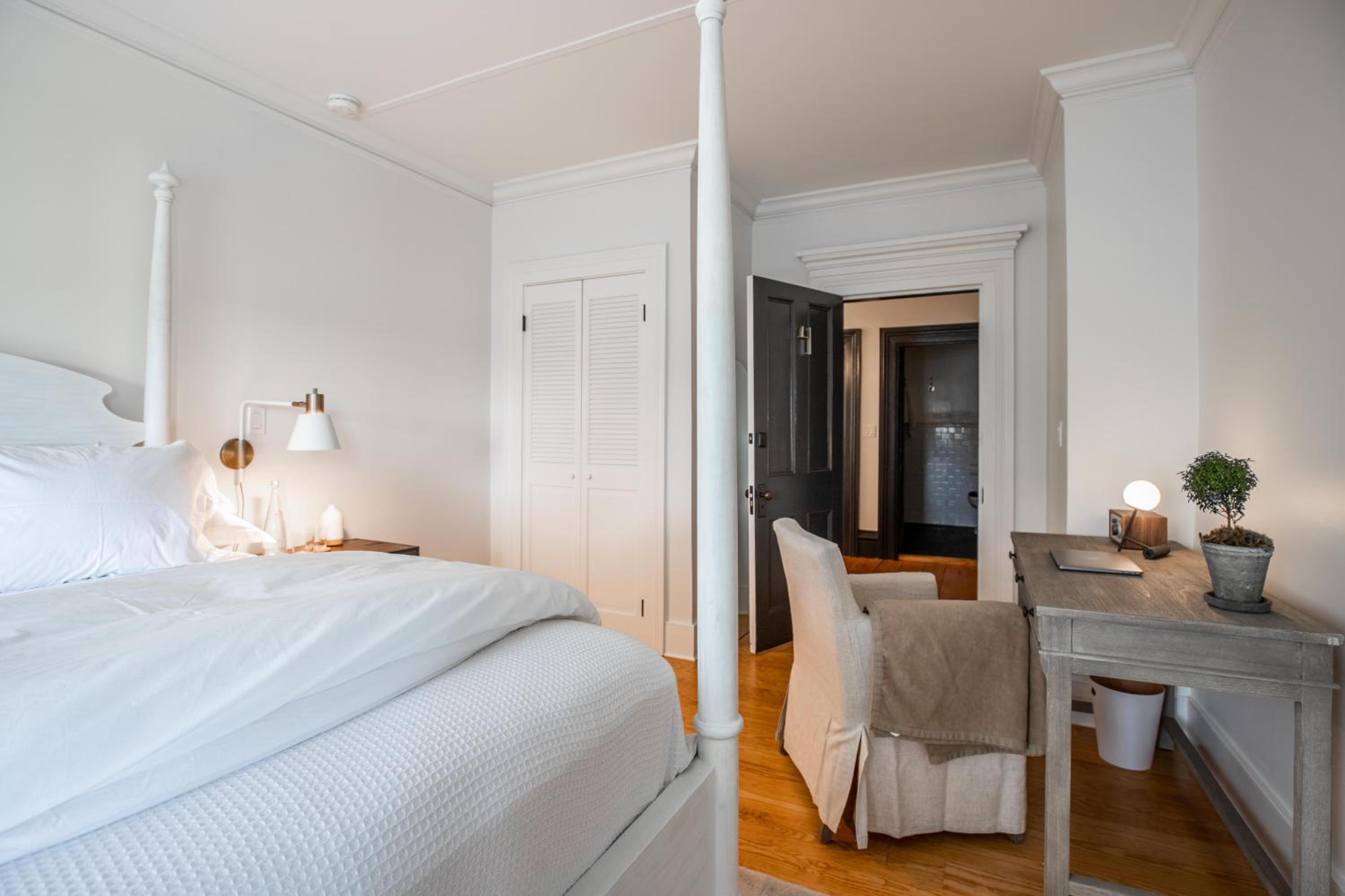 Deluxe Queen Room With Rain Shower  photo 2