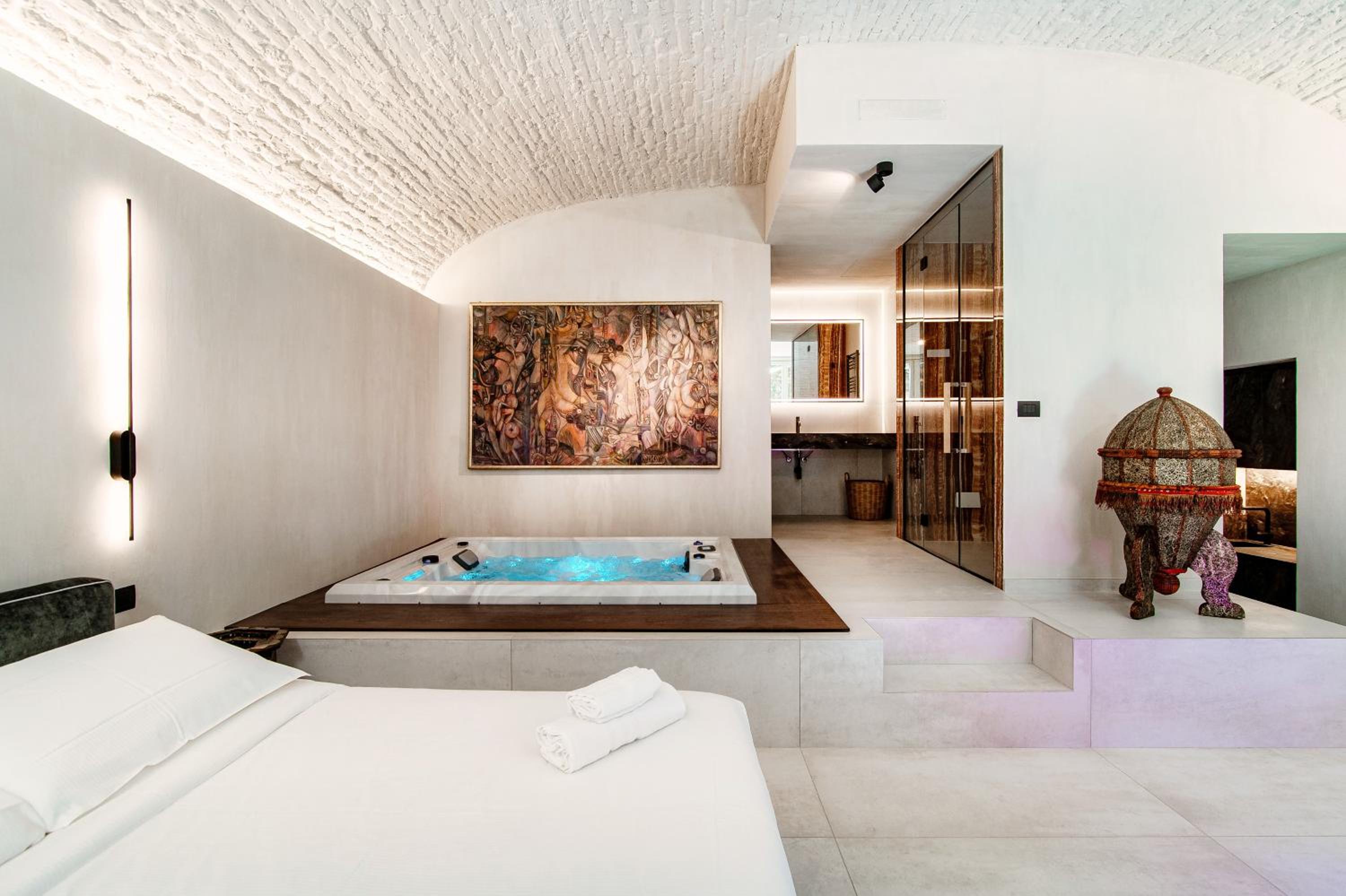 Deluxe Suite with Spa Bath
