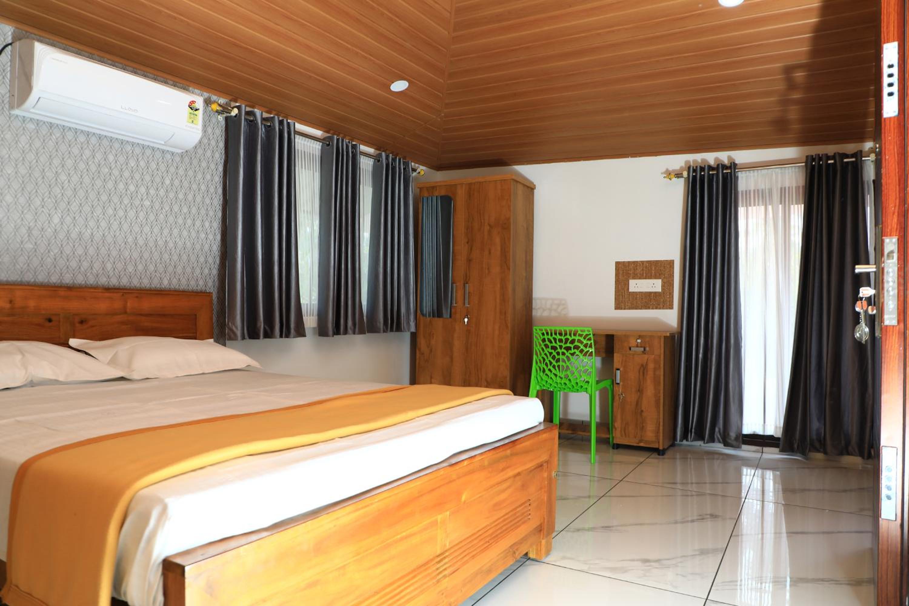 Deluxe Double Room (2 Adults + 1 Child) photo 1