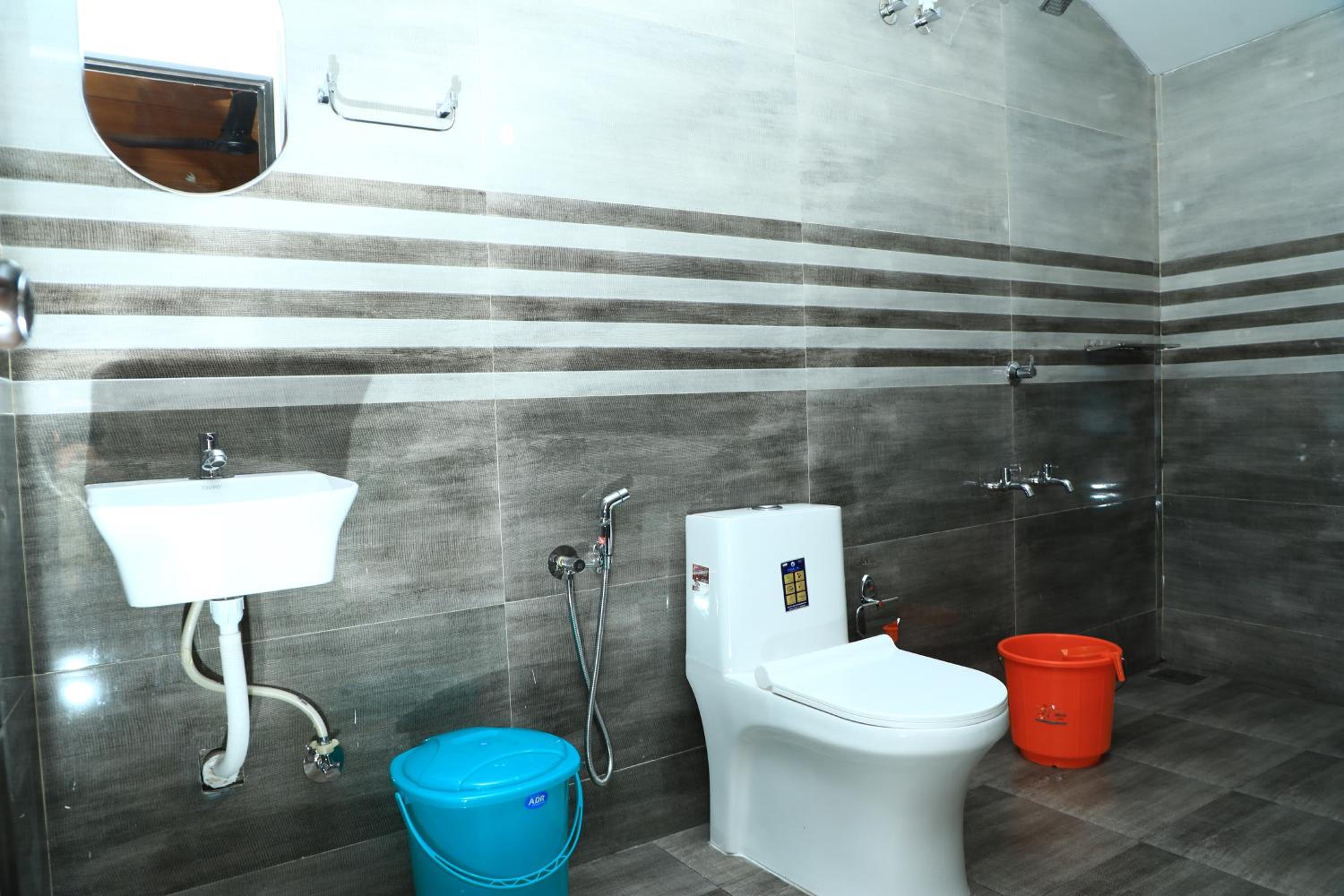 Deluxe Double Room (2 Adults + 1 Child) photo 3