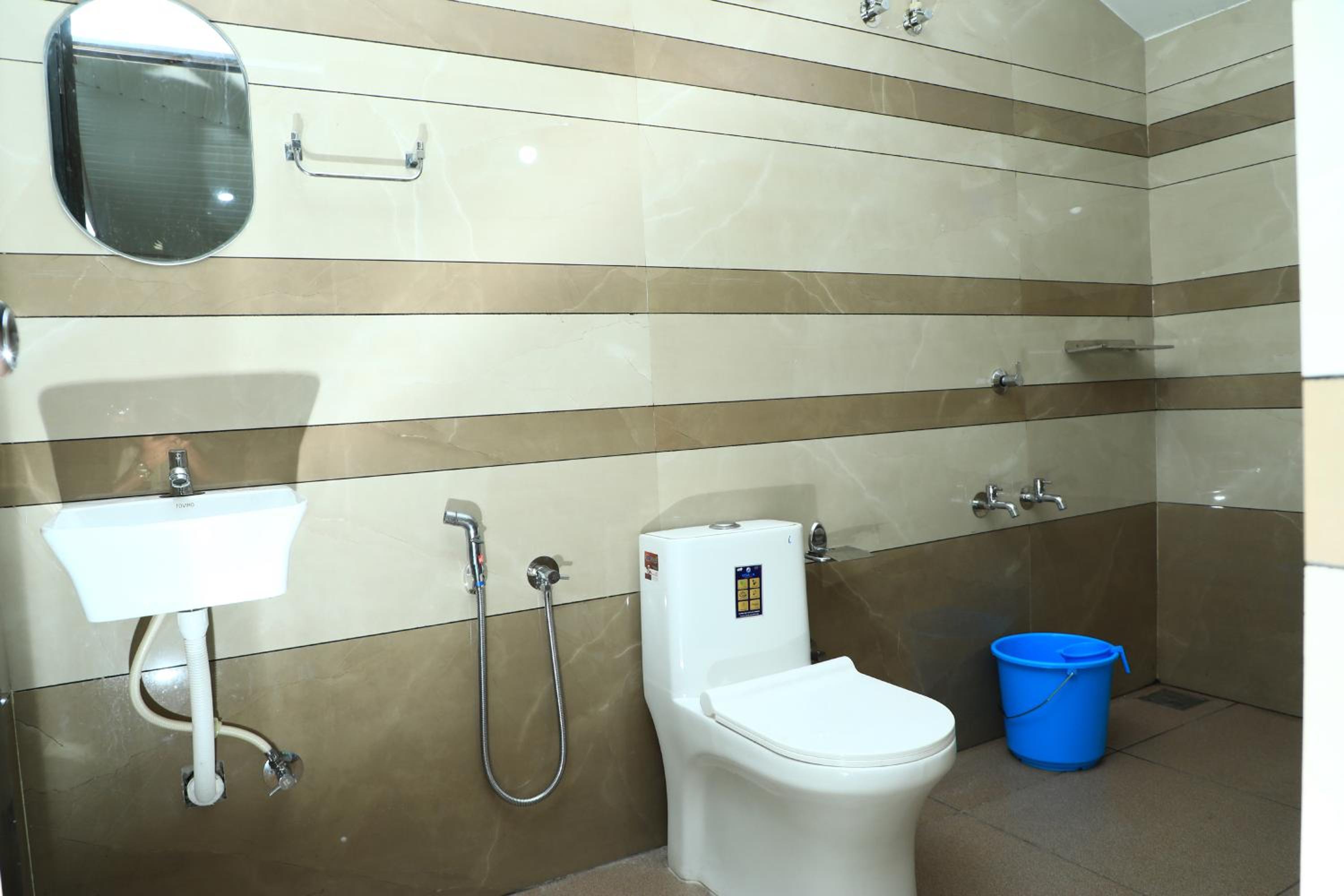Deluxe Double Room (2 Adults + 1 Child) photo 2