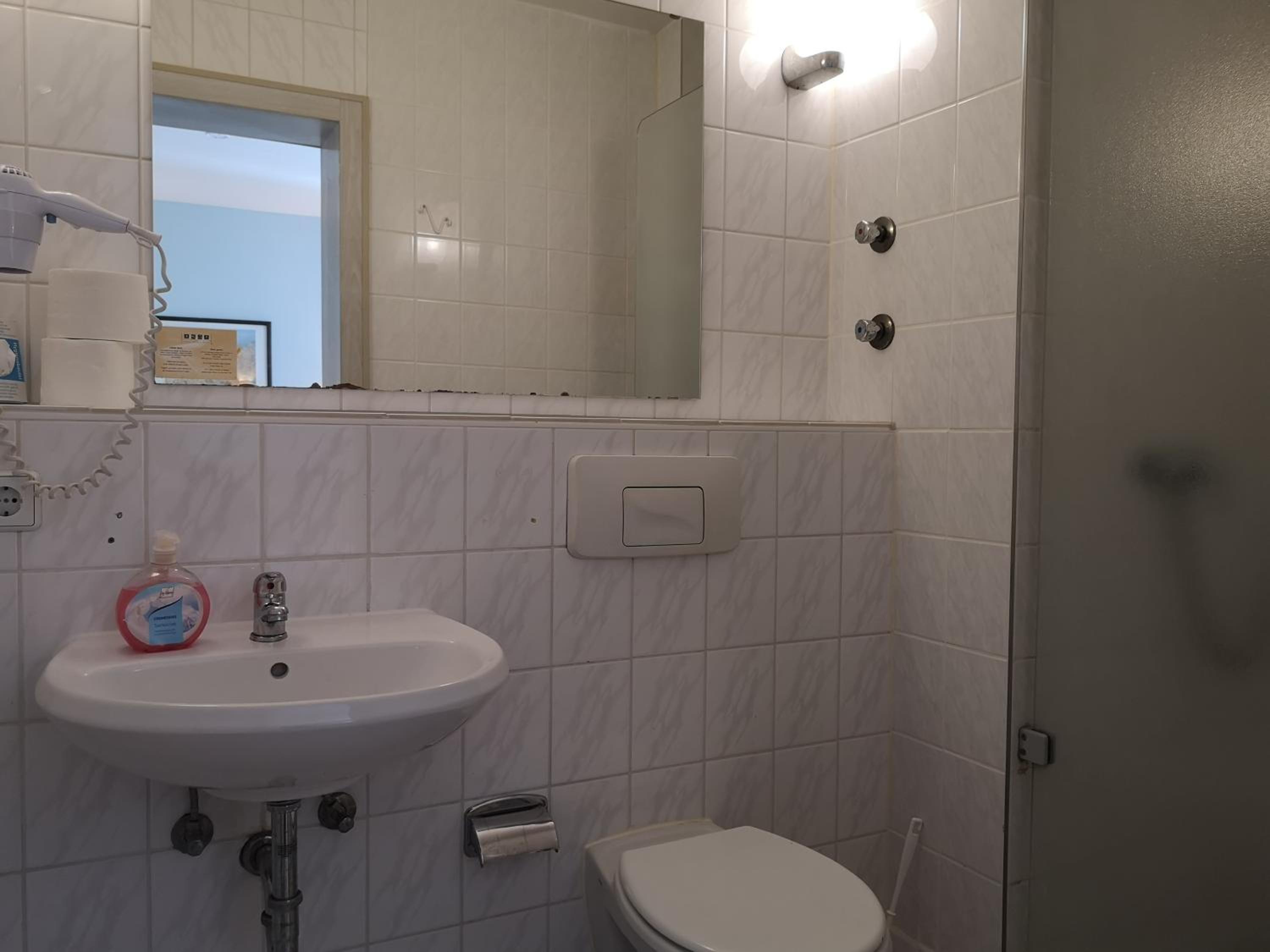 Single Room With Bathroom photo 2