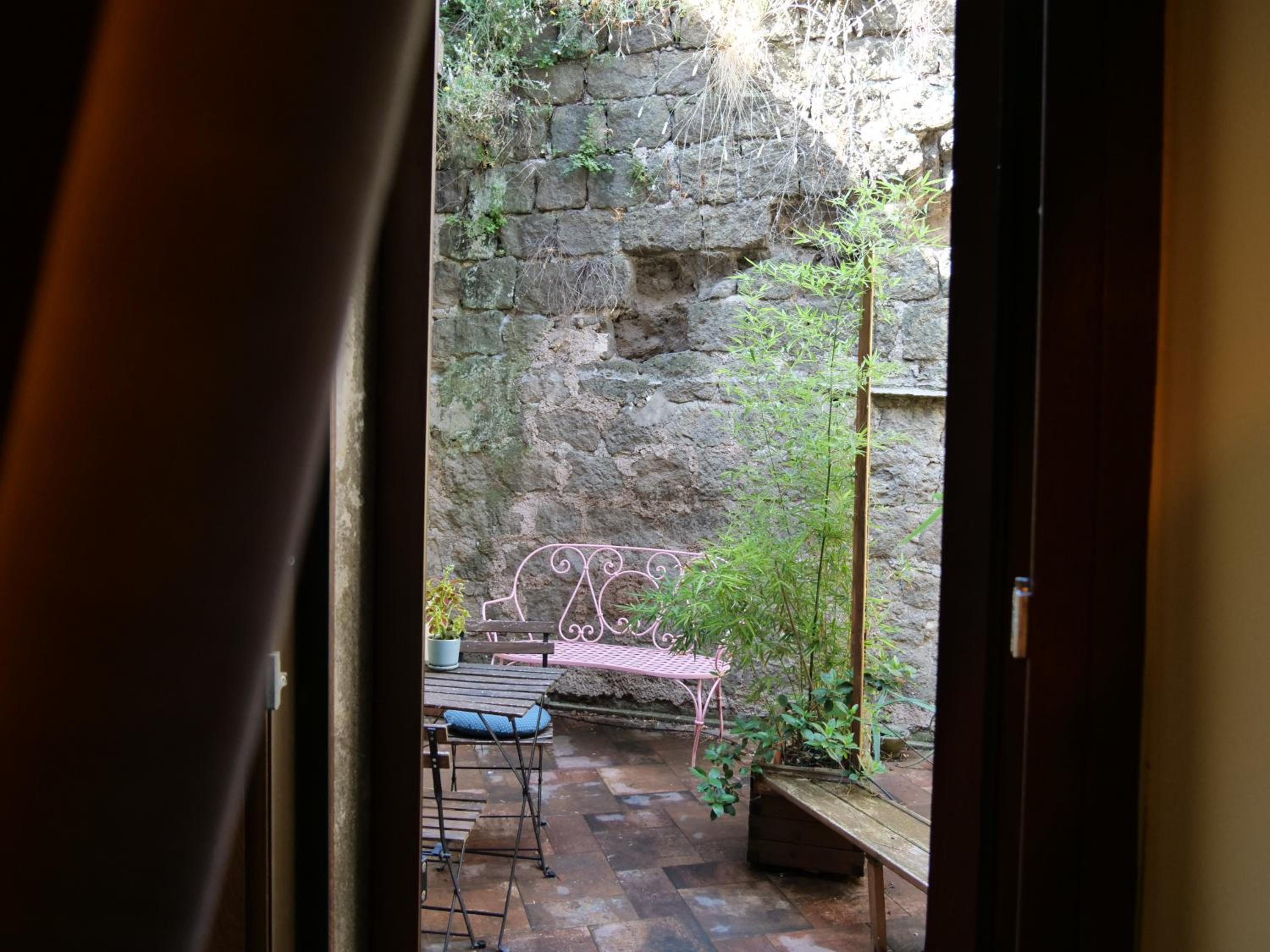Deluxe Double Room with Balcony - Photo 10