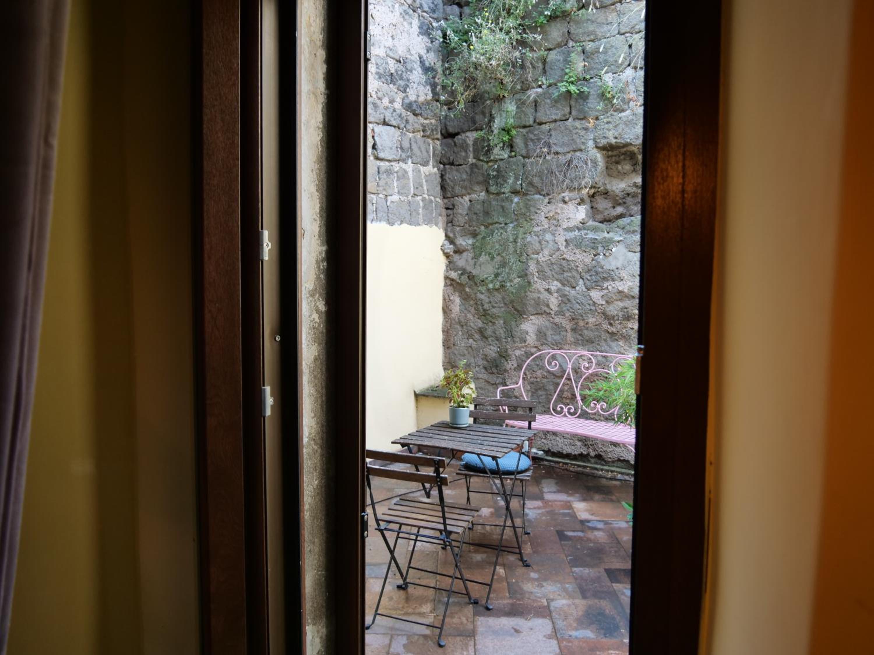 Deluxe Double Room with Balcony - Photo 8