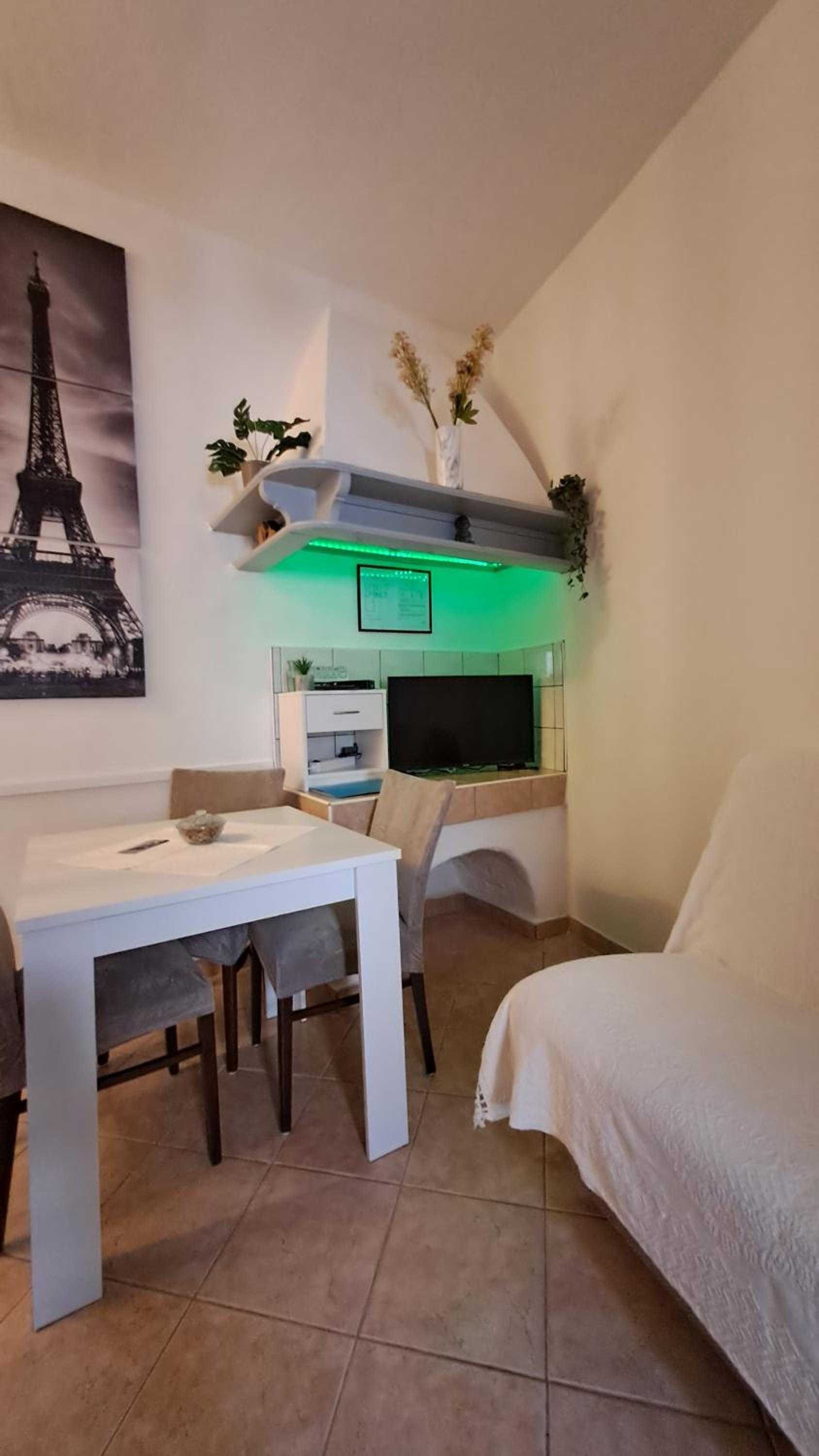 One-Bedroom Apartment photo 2
