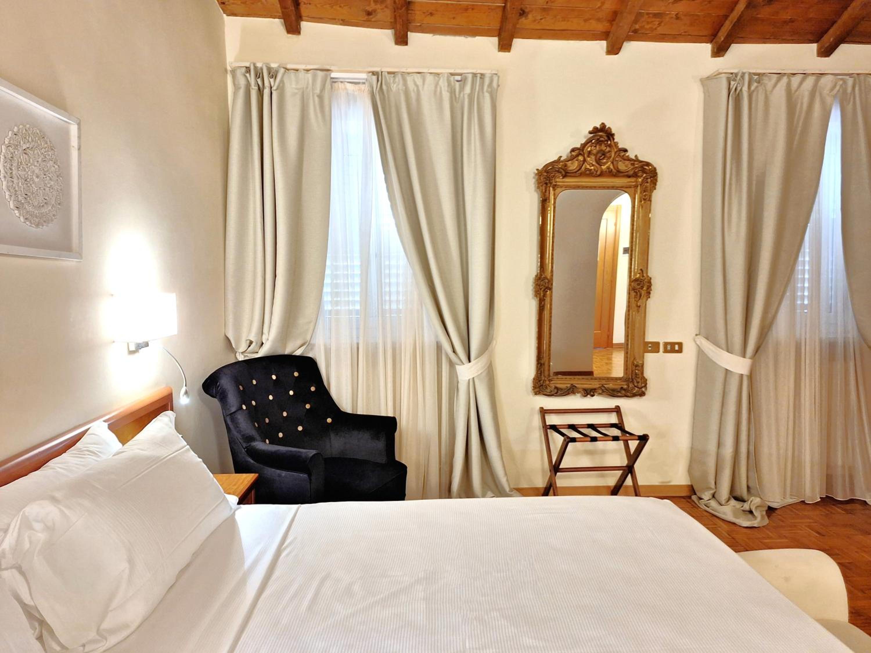 Deluxe Double Room - Photo 3