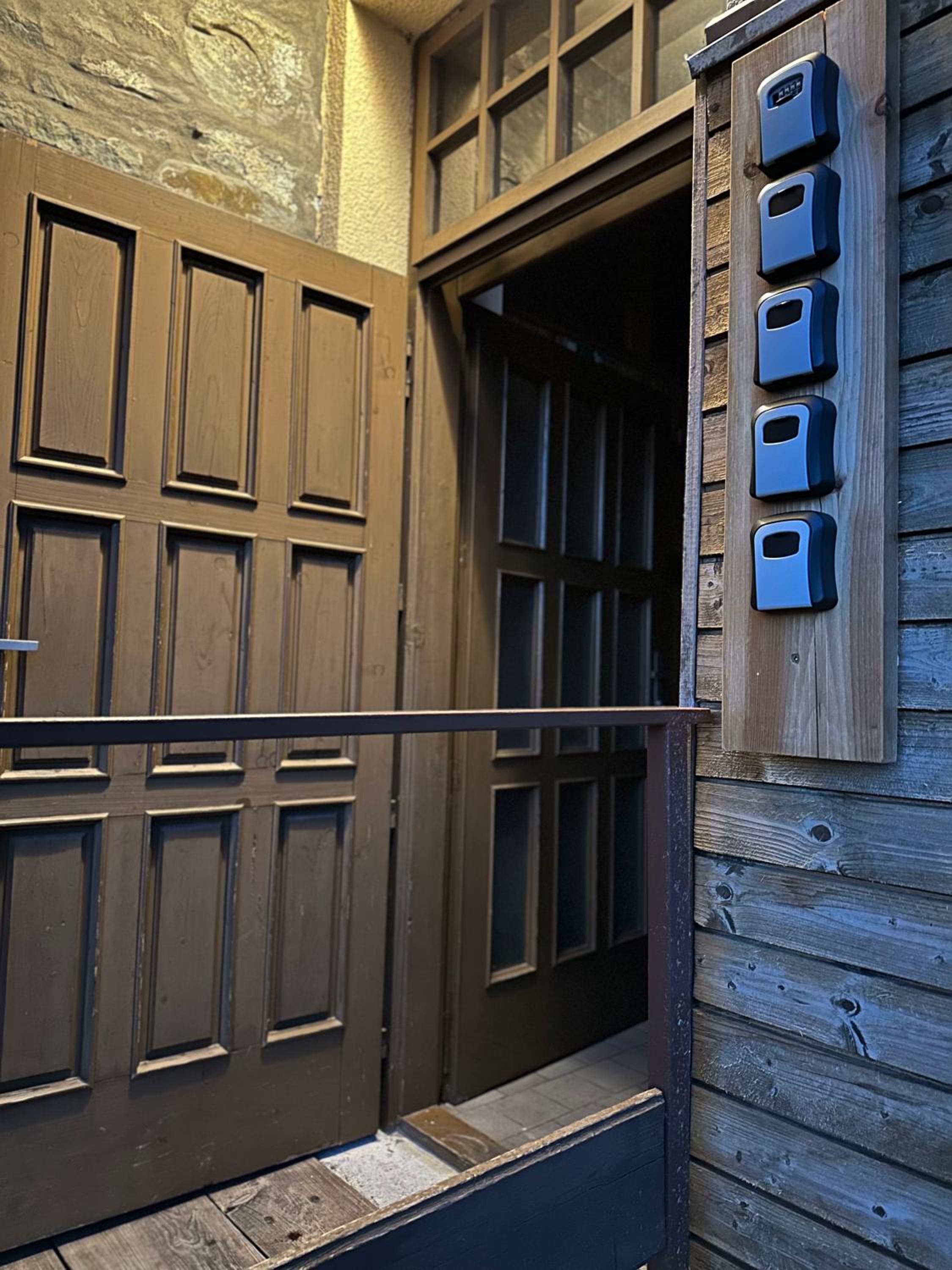 Double Room with Private Bathroom - Photo 9