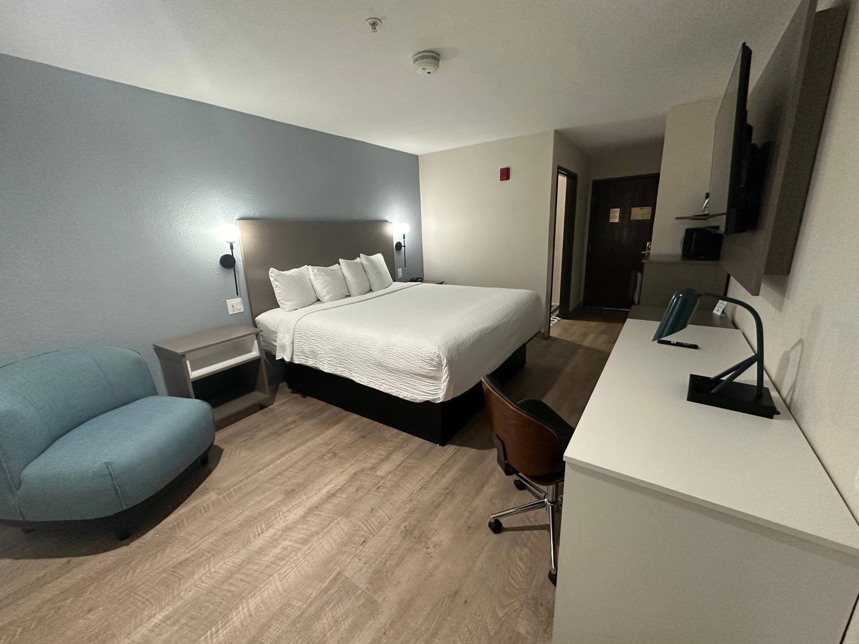 King Room - Non-Smoking - Photo 2