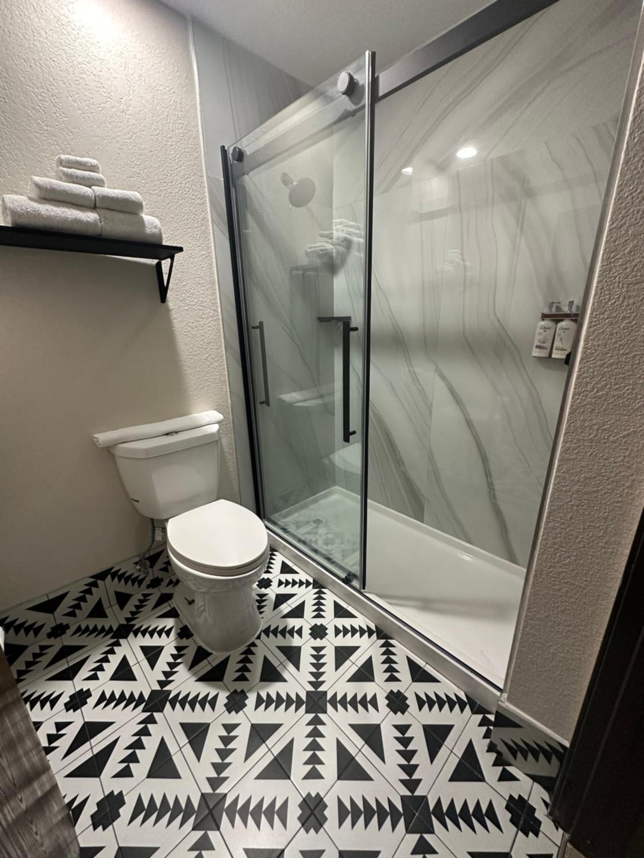 King Room - Non-Smoking - Photo 3