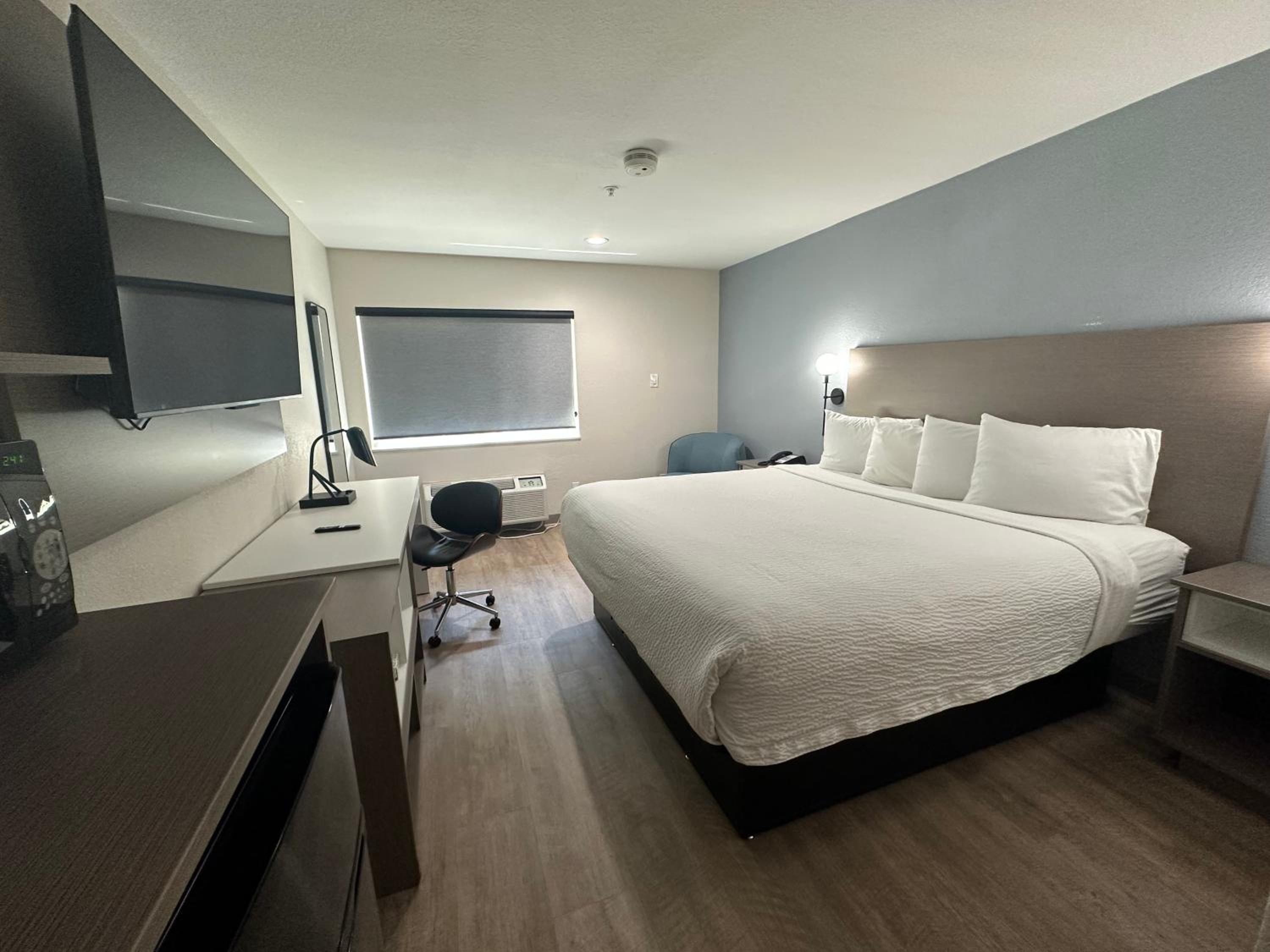 King Room - Non-Smoking - Photo 4