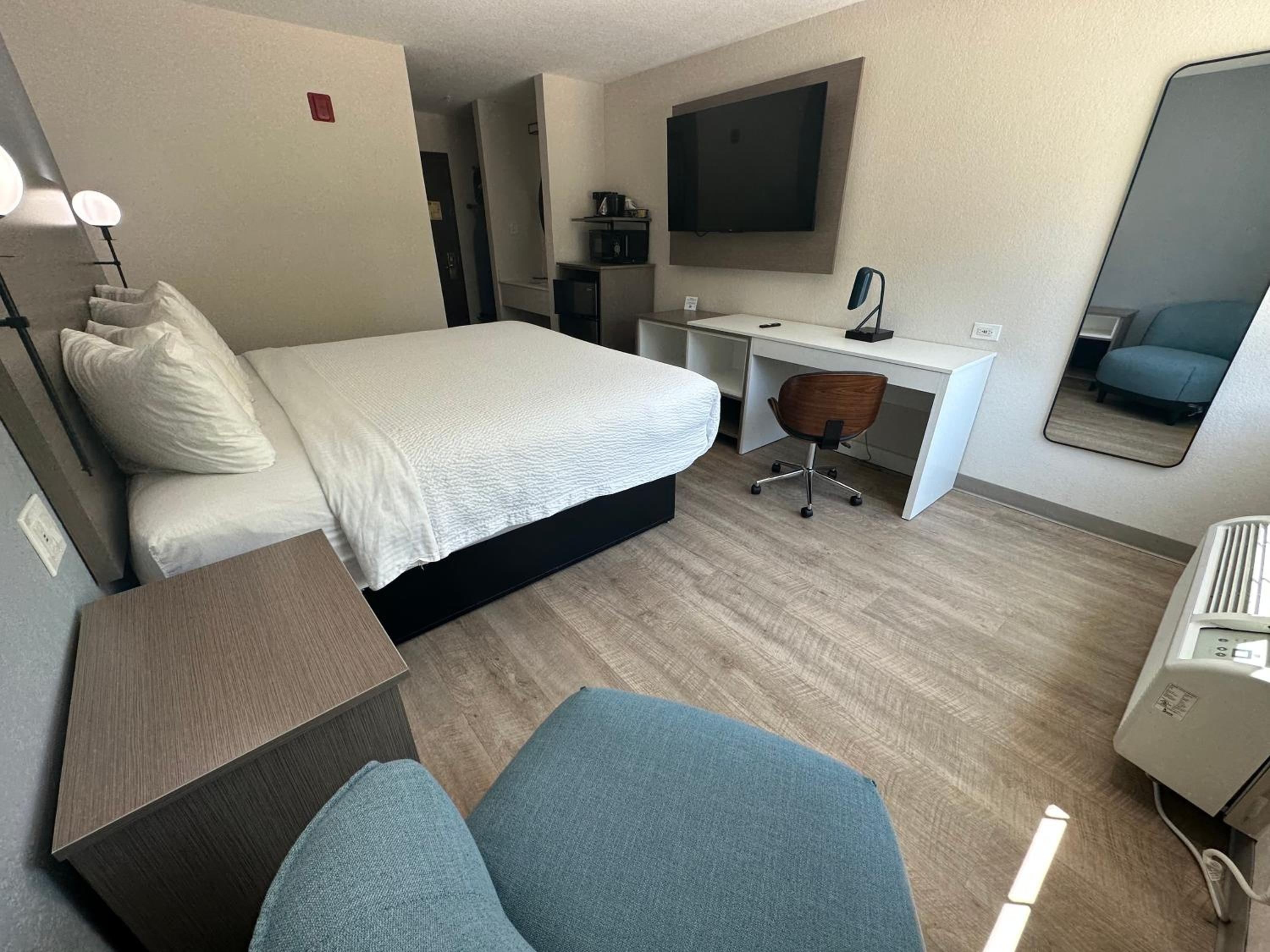 King Room - Non-Smoking - Photo 5