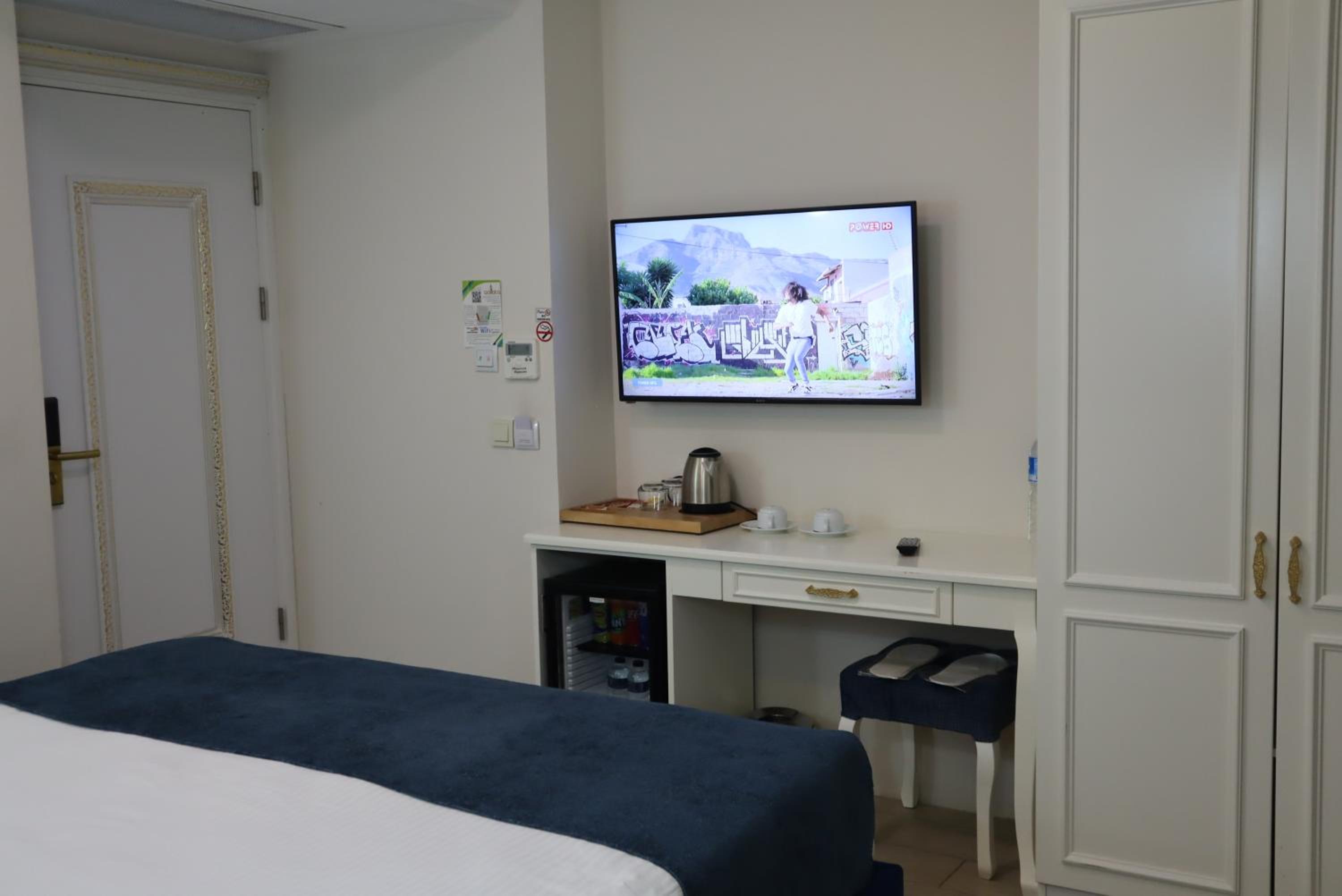 Deluxe Double Room with Side Sea View photo 3
