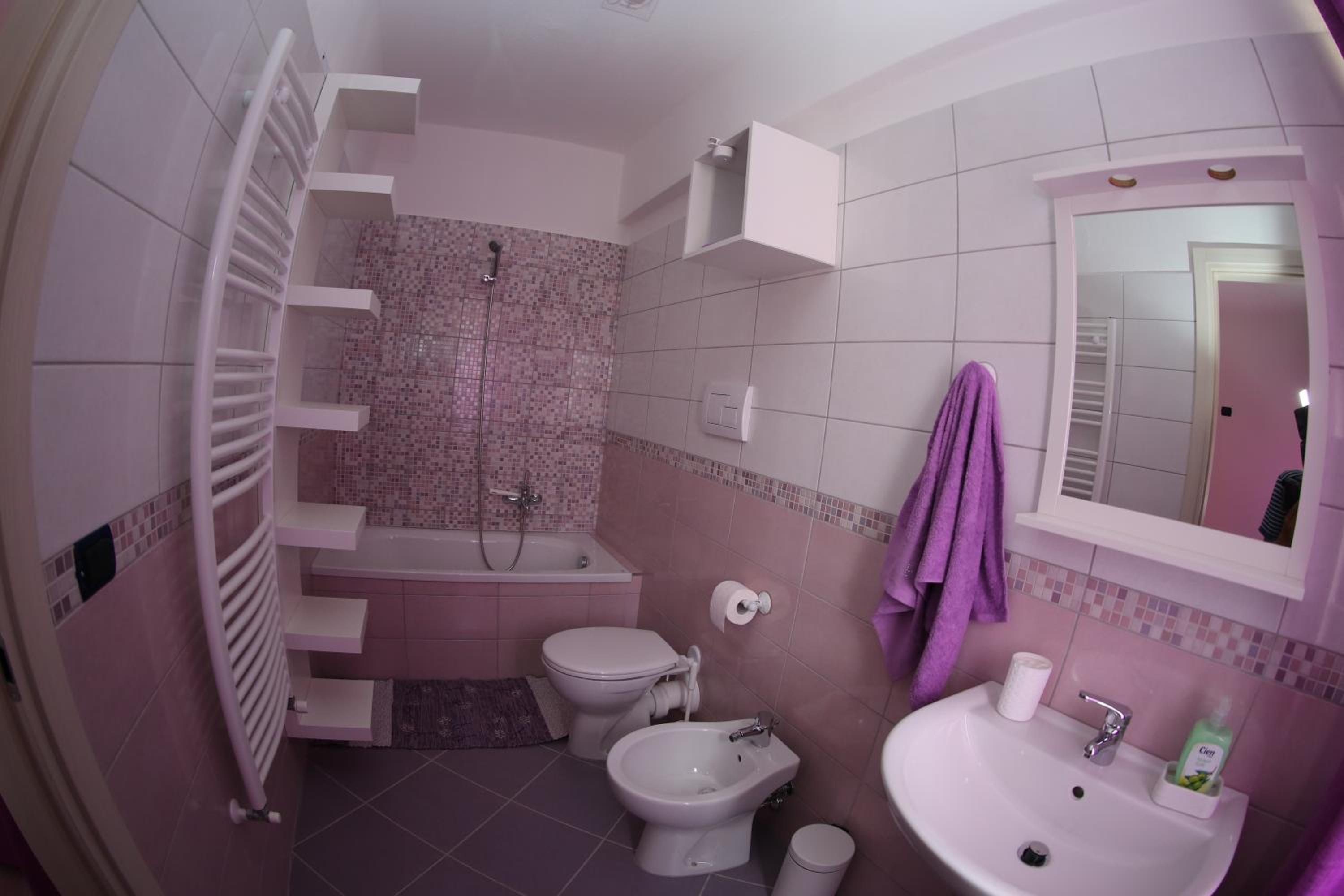 Large Double Room - Photo 3
